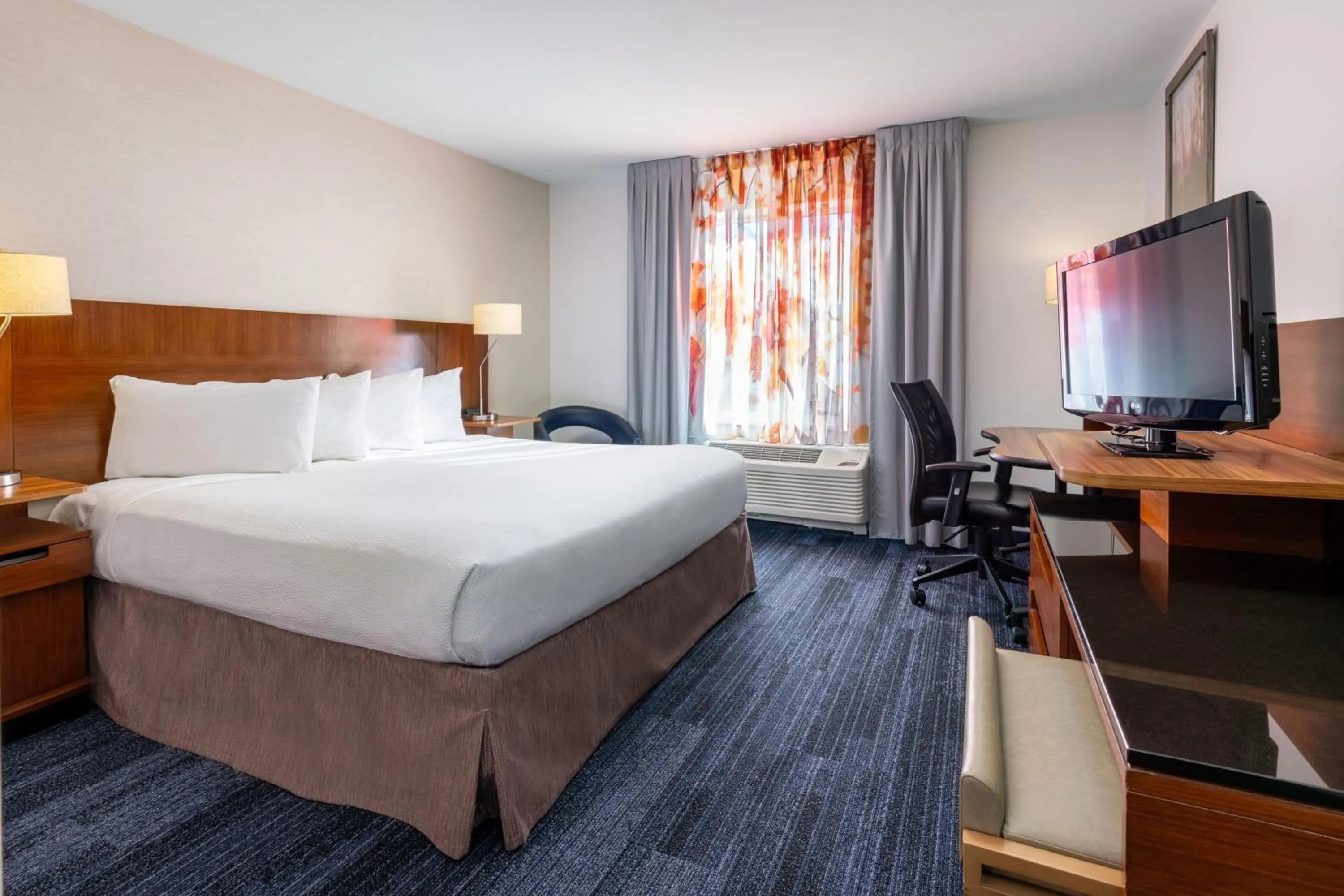 Photo of the whole room, Bed in Fairfield Inn & Suites by Marriott Smithfield