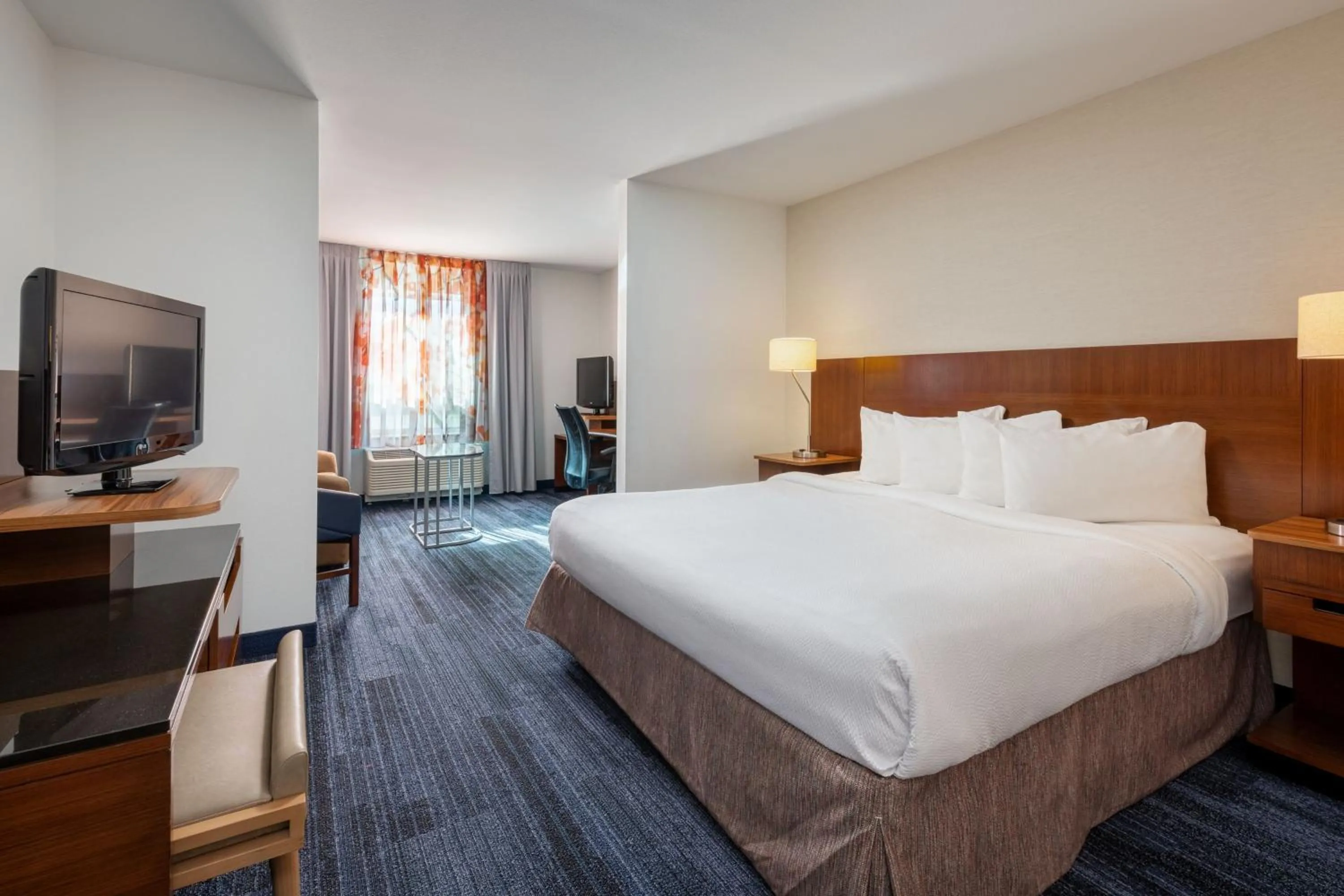 Photo of the whole room, Bed in Fairfield Inn & Suites by Marriott Smithfield