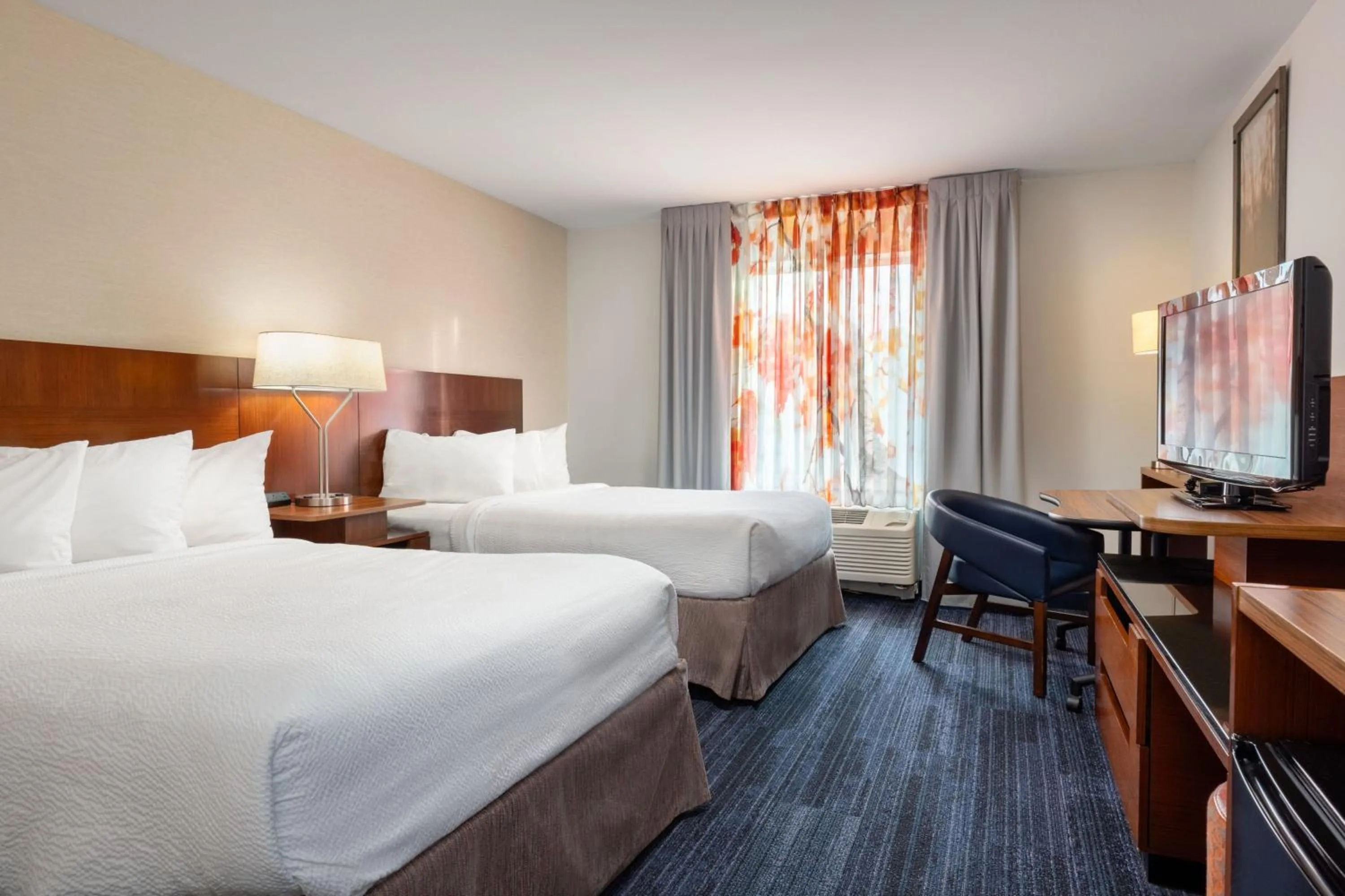 Photo of the whole room, Bed in Fairfield Inn & Suites by Marriott Smithfield