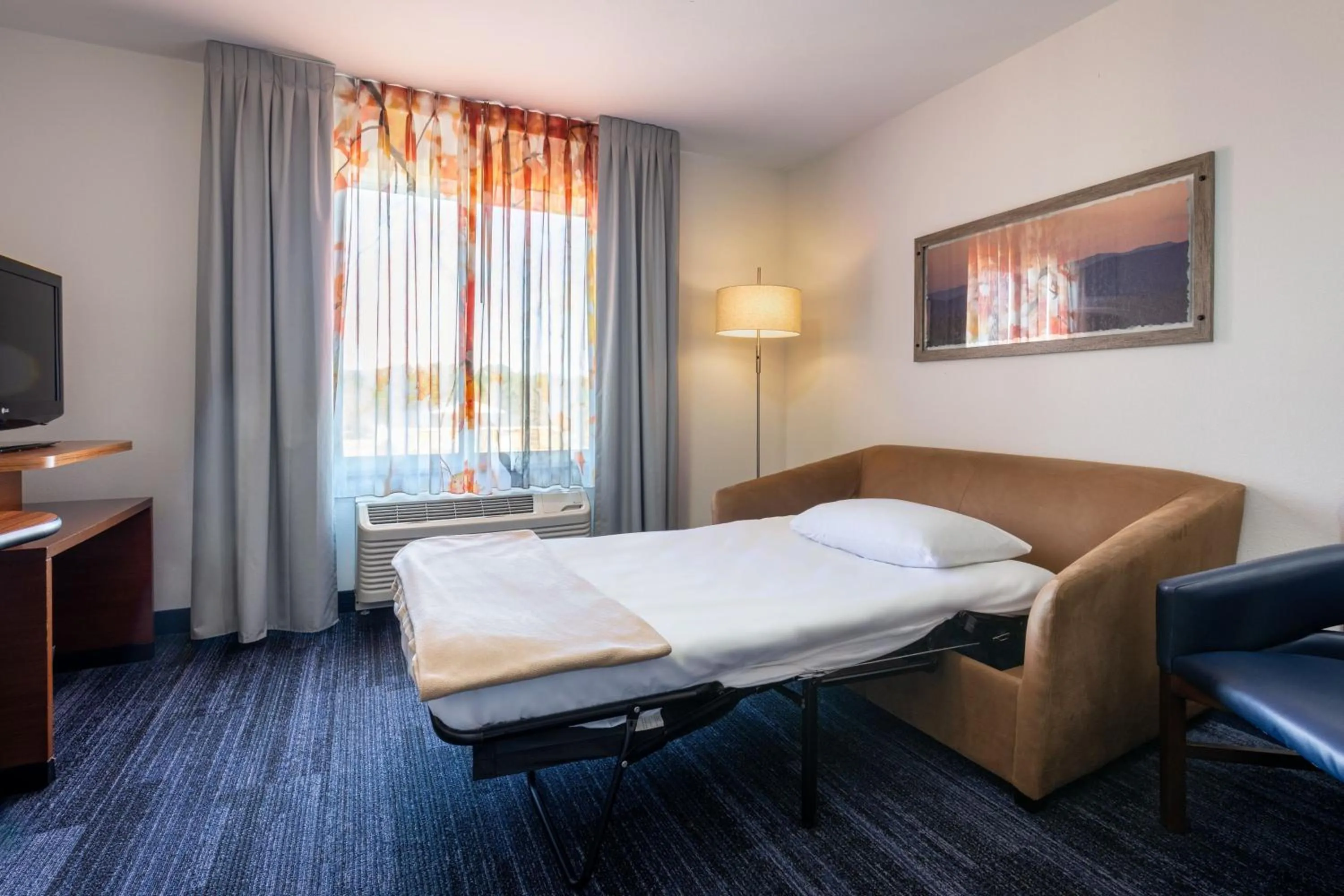 Photo of the whole room, Bed in Fairfield Inn & Suites by Marriott Smithfield