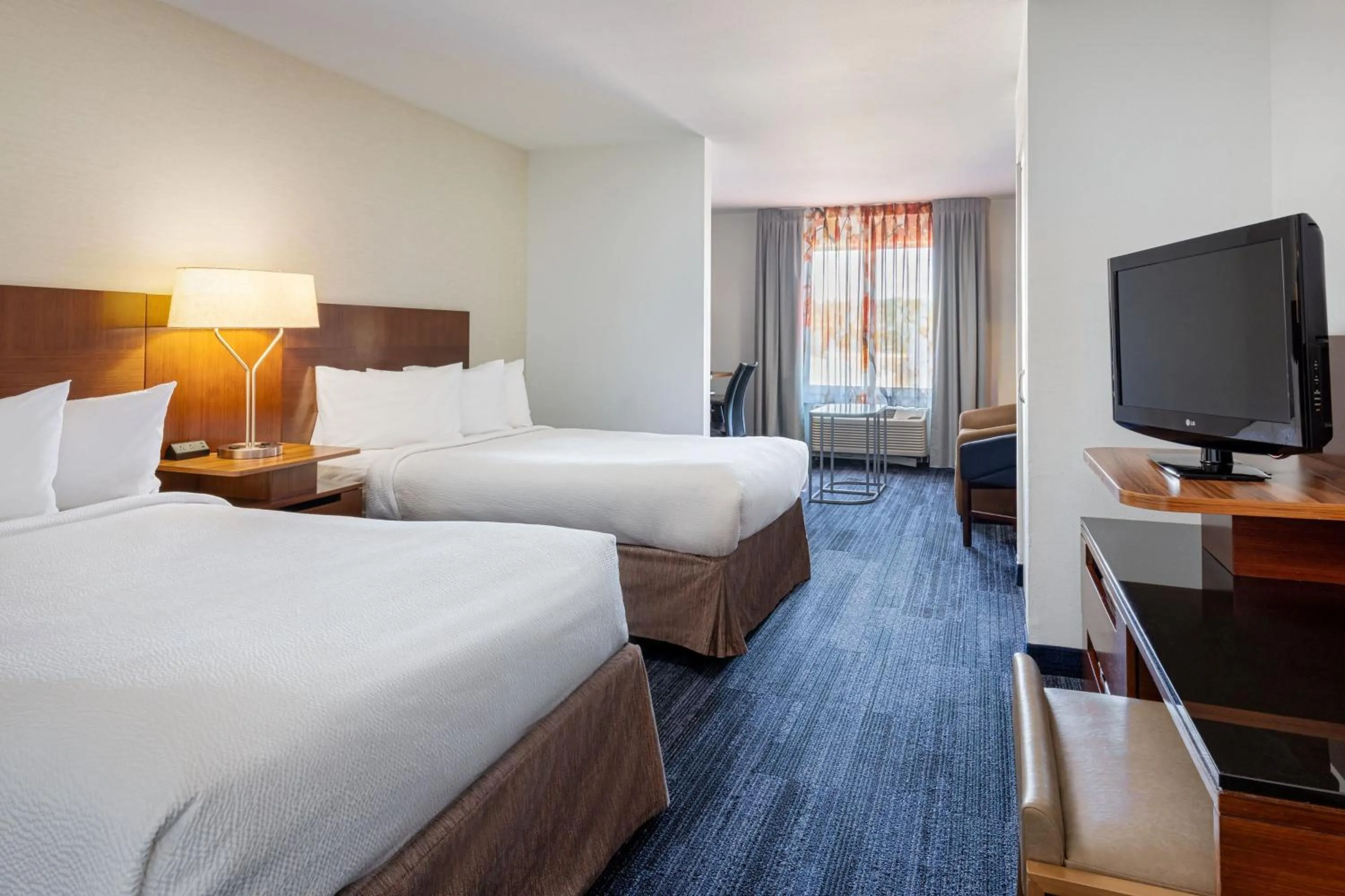 Photo of the whole room, Bed in Fairfield Inn & Suites by Marriott Smithfield