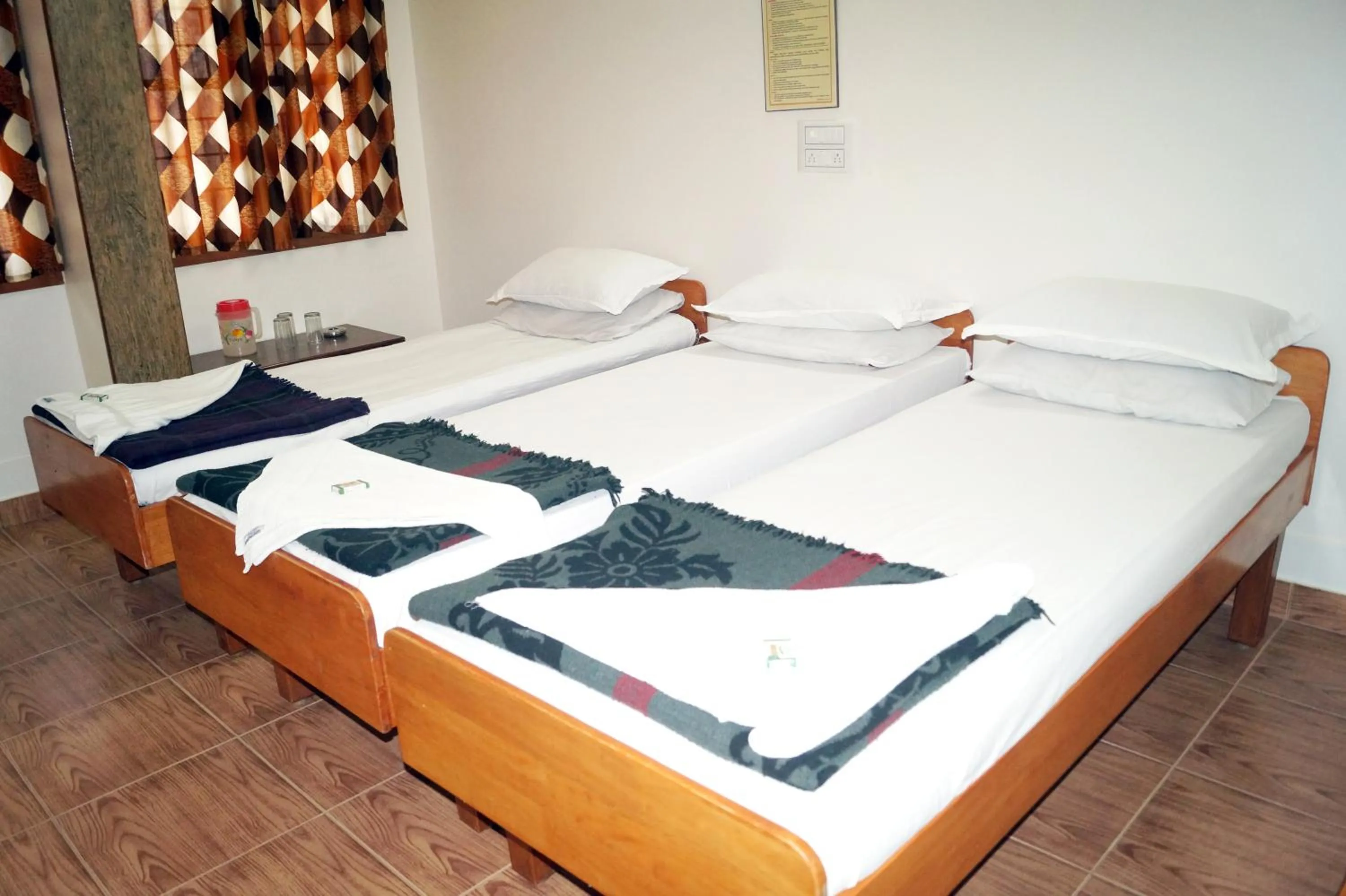 Photo of the whole room, Bed in Sri Kumara Lodge