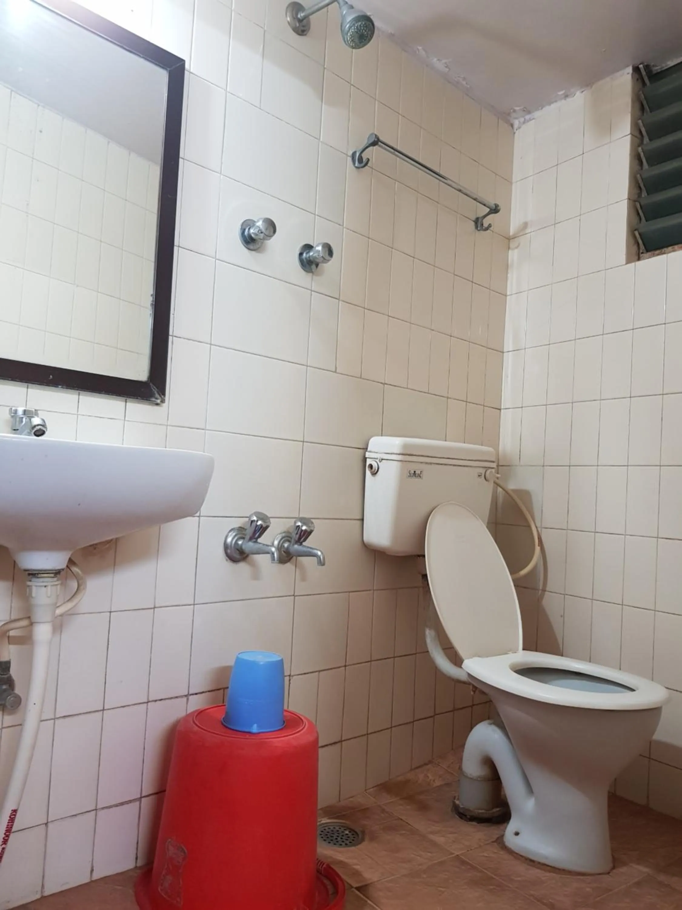 Shower in Sri Kumara Lodge