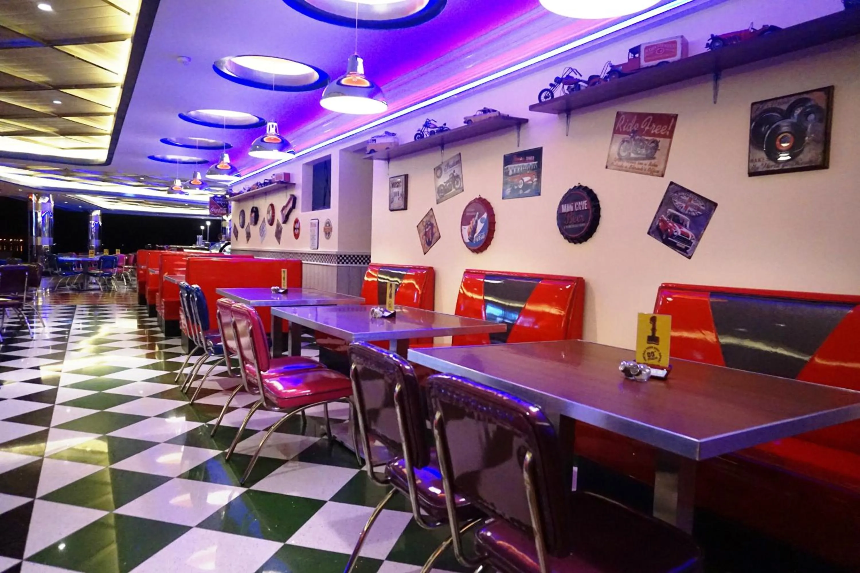 Restaurant/places to eat in Central Park Reef Resort