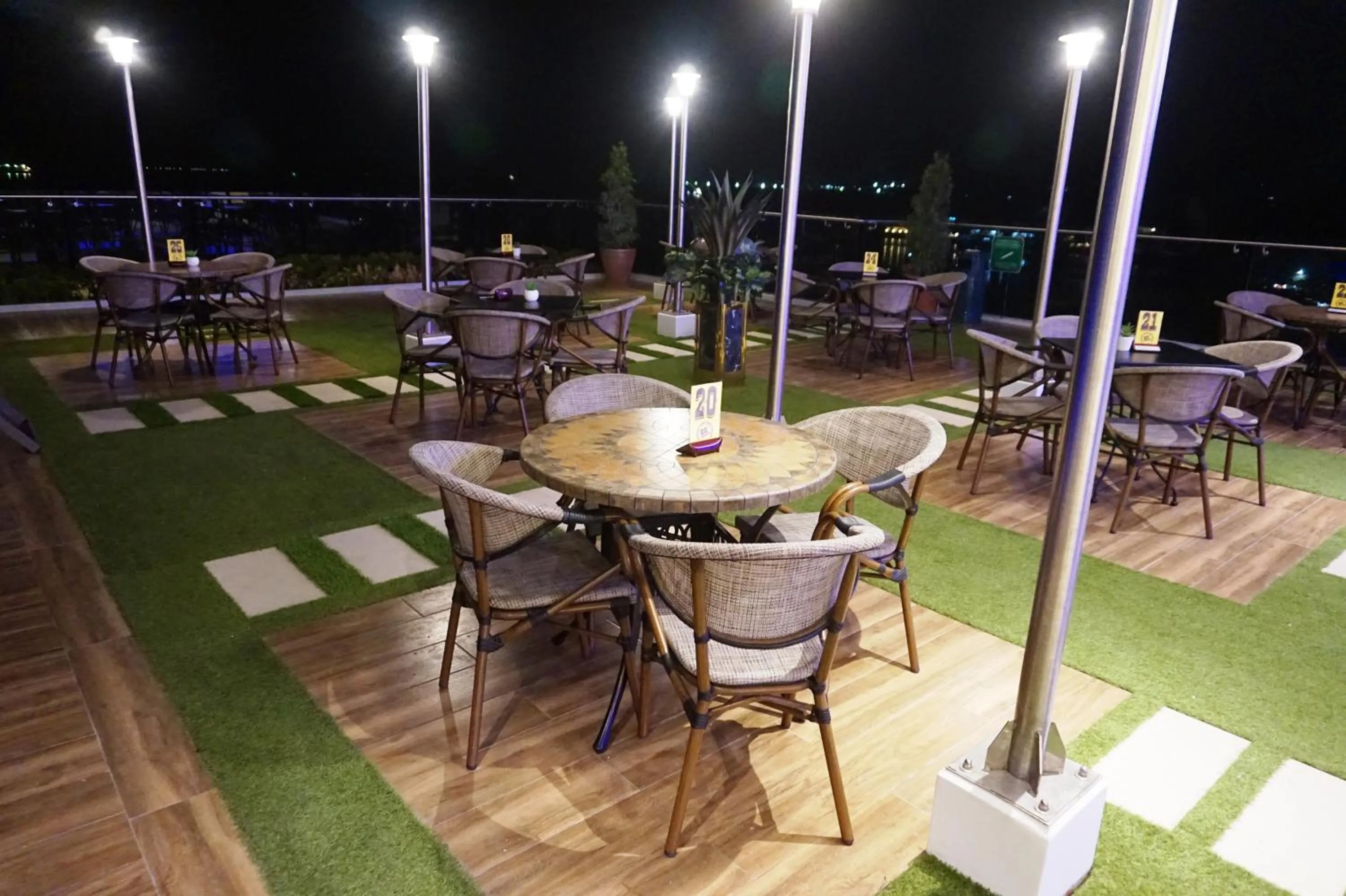 Restaurant/places to eat in Central Park Reef Resort