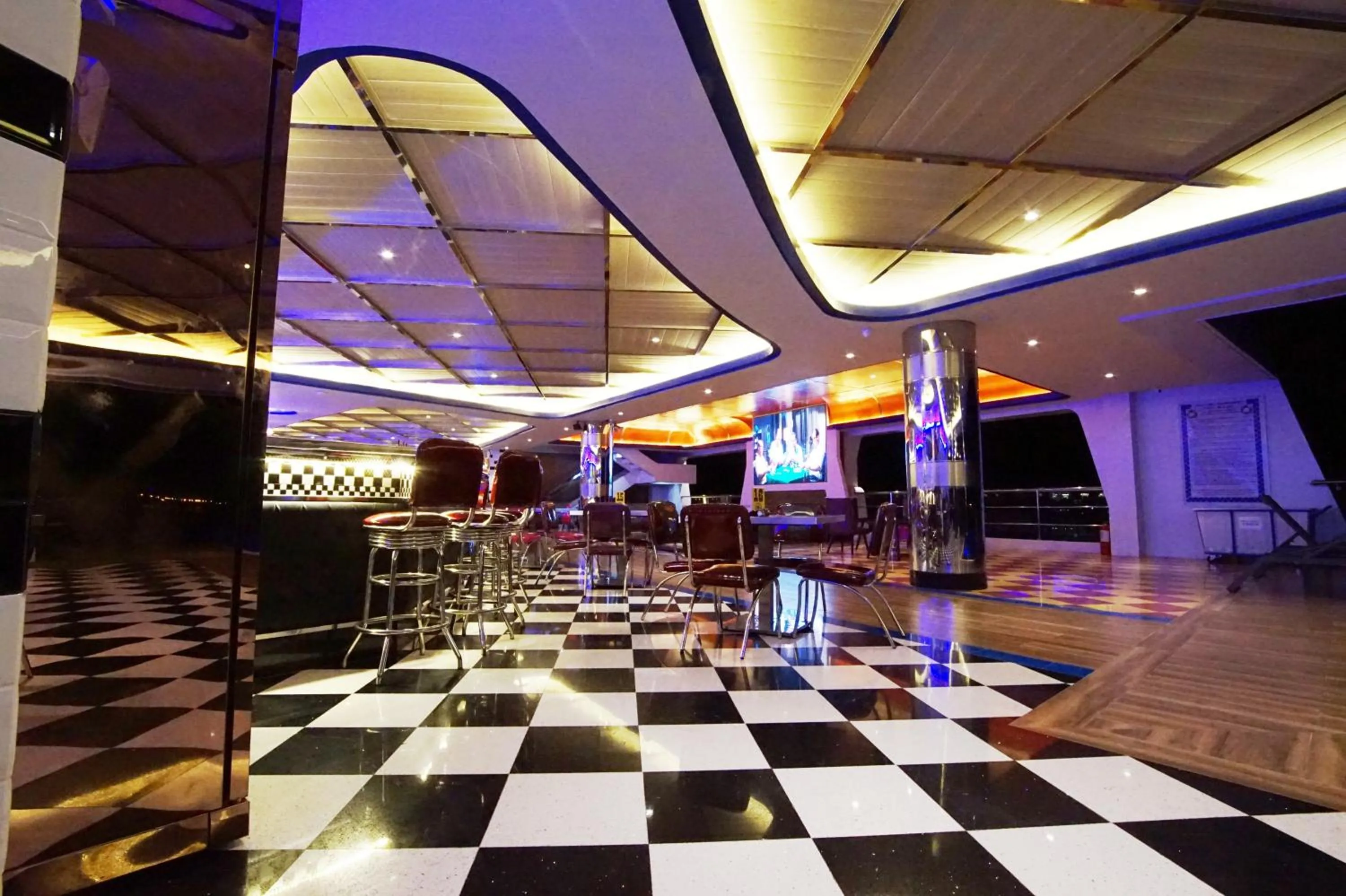 Restaurant/places to eat in Central Park Reef Resort