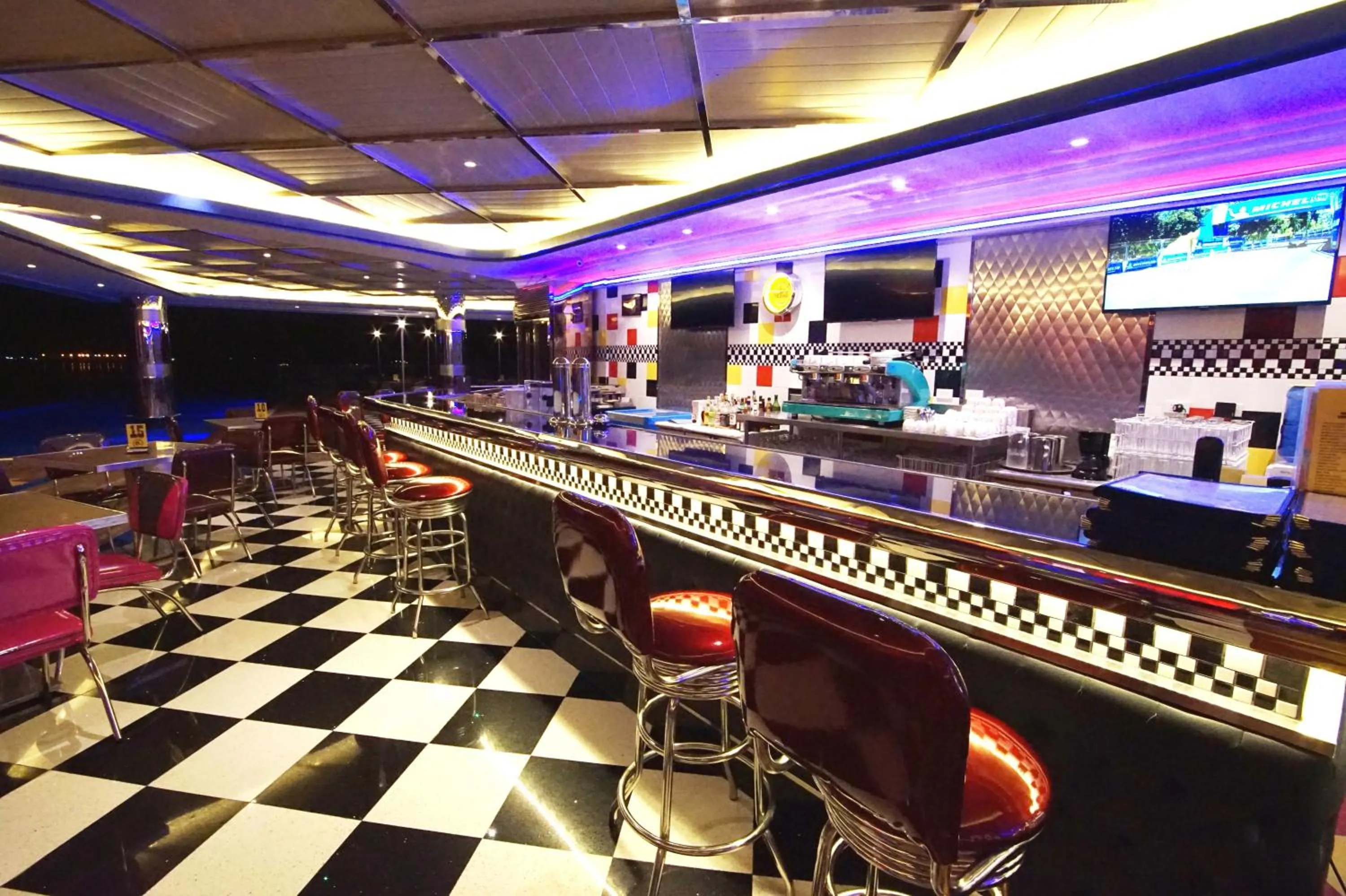 Restaurant/places to eat in Central Park Reef Resort