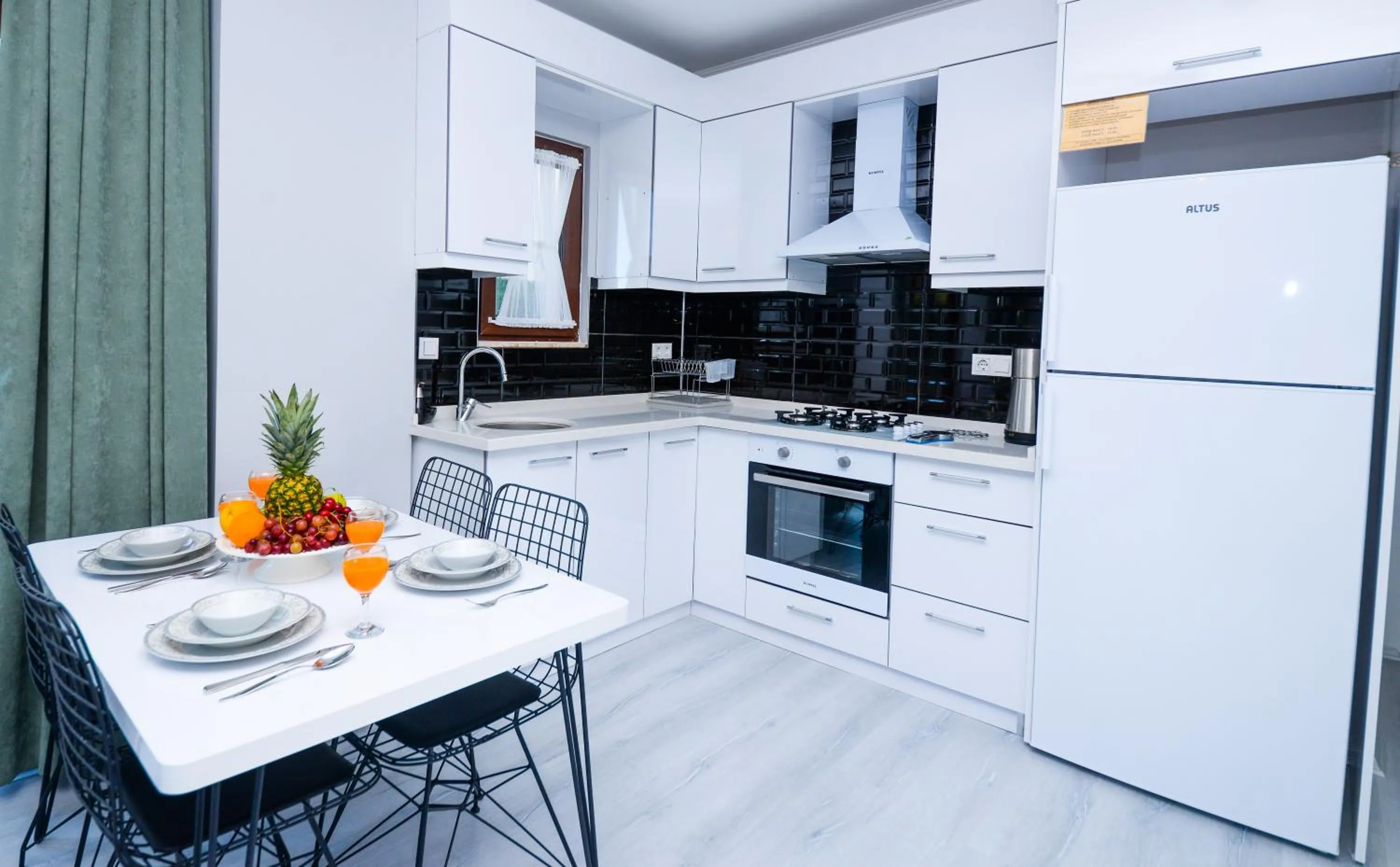 Kitchen or kitchenette in Bahçe Apart