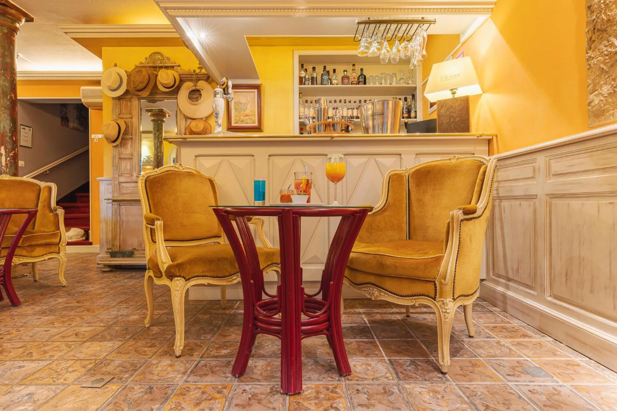 Lounge or bar in Hostellerie du Passeur - Hôtel & Restaurant - Climatisation et Piscine chauffée