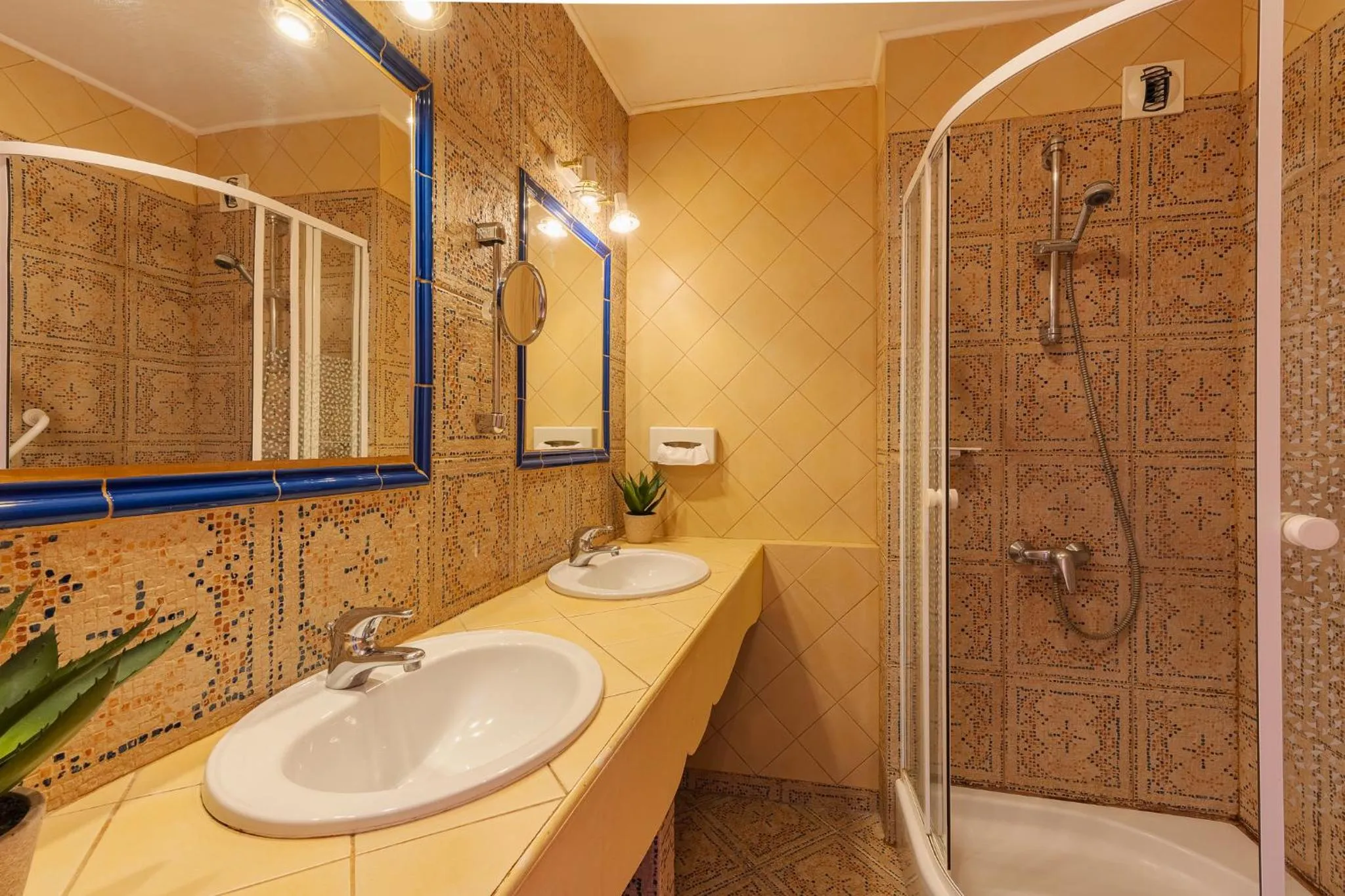 Bathroom in Hostellerie du Passeur - Hôtel & Restaurant - Climatisation et Piscine chauffée