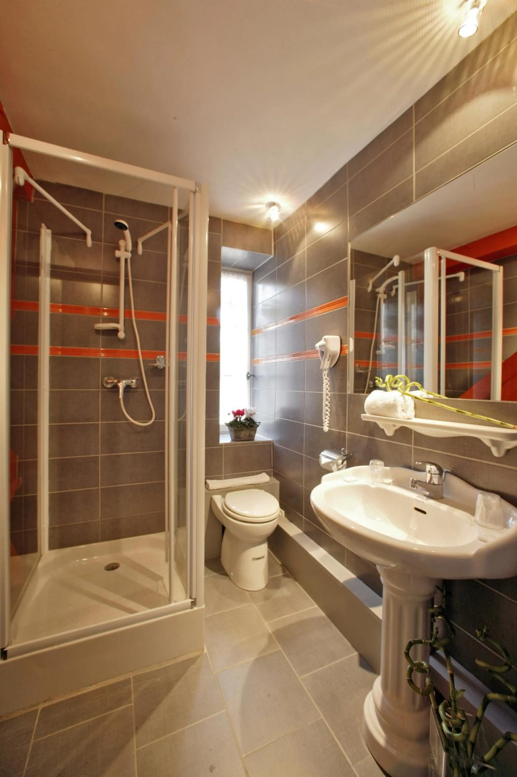 Bathroom in Hostellerie du Passeur - Hôtel & Restaurant - Climatisation et Piscine chauffée