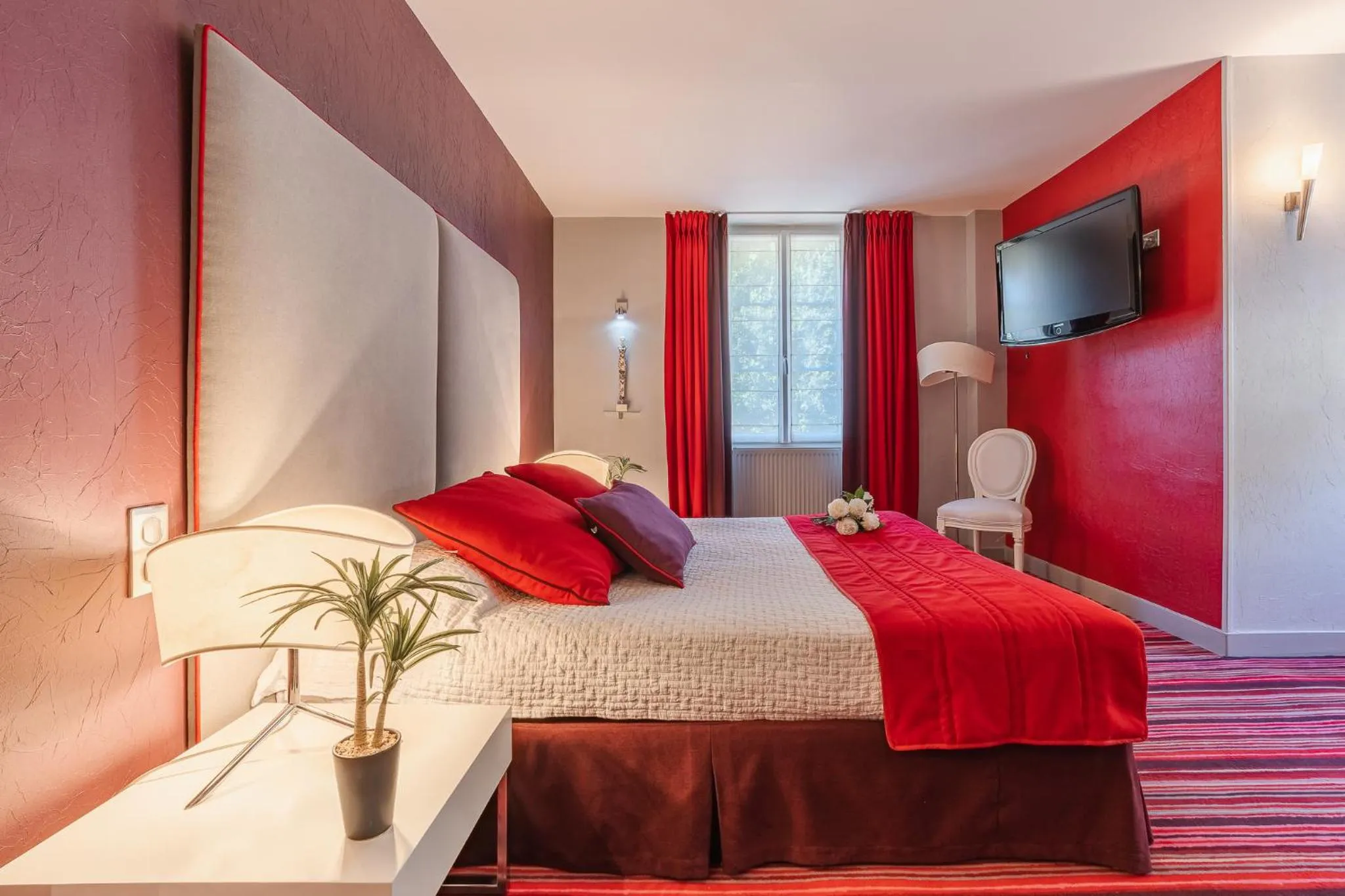 Photo of the whole room, Bed in Hostellerie du Passeur - Hôtel & Restaurant - Climatisation et Piscine chauffée