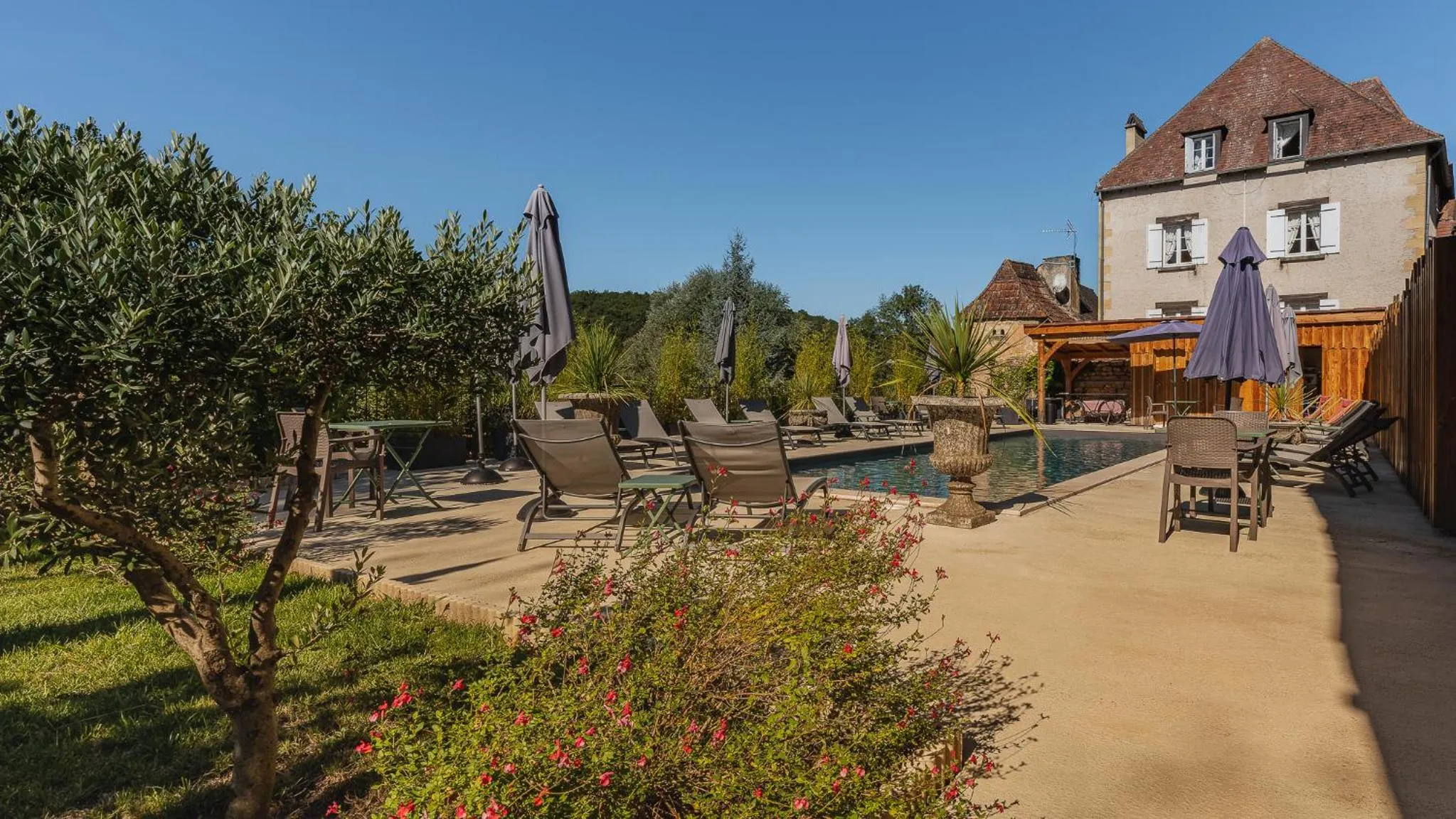 Swimming pool in Hostellerie du Passeur - Hôtel & Restaurant - Climatisation et Piscine chauffée