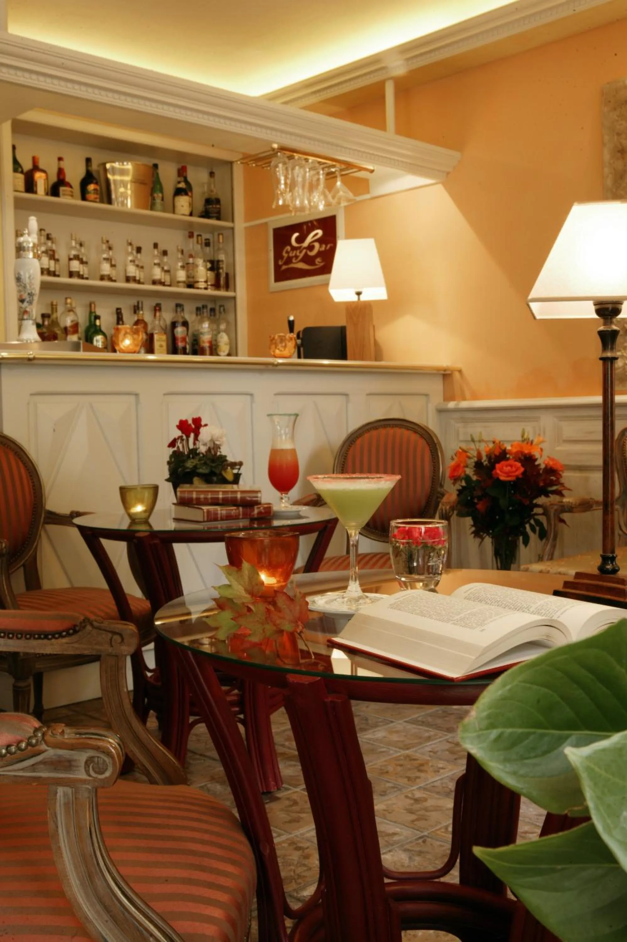 Lounge or bar in Hostellerie du Passeur - Hôtel & Restaurant - Climatisation et Piscine chauffée