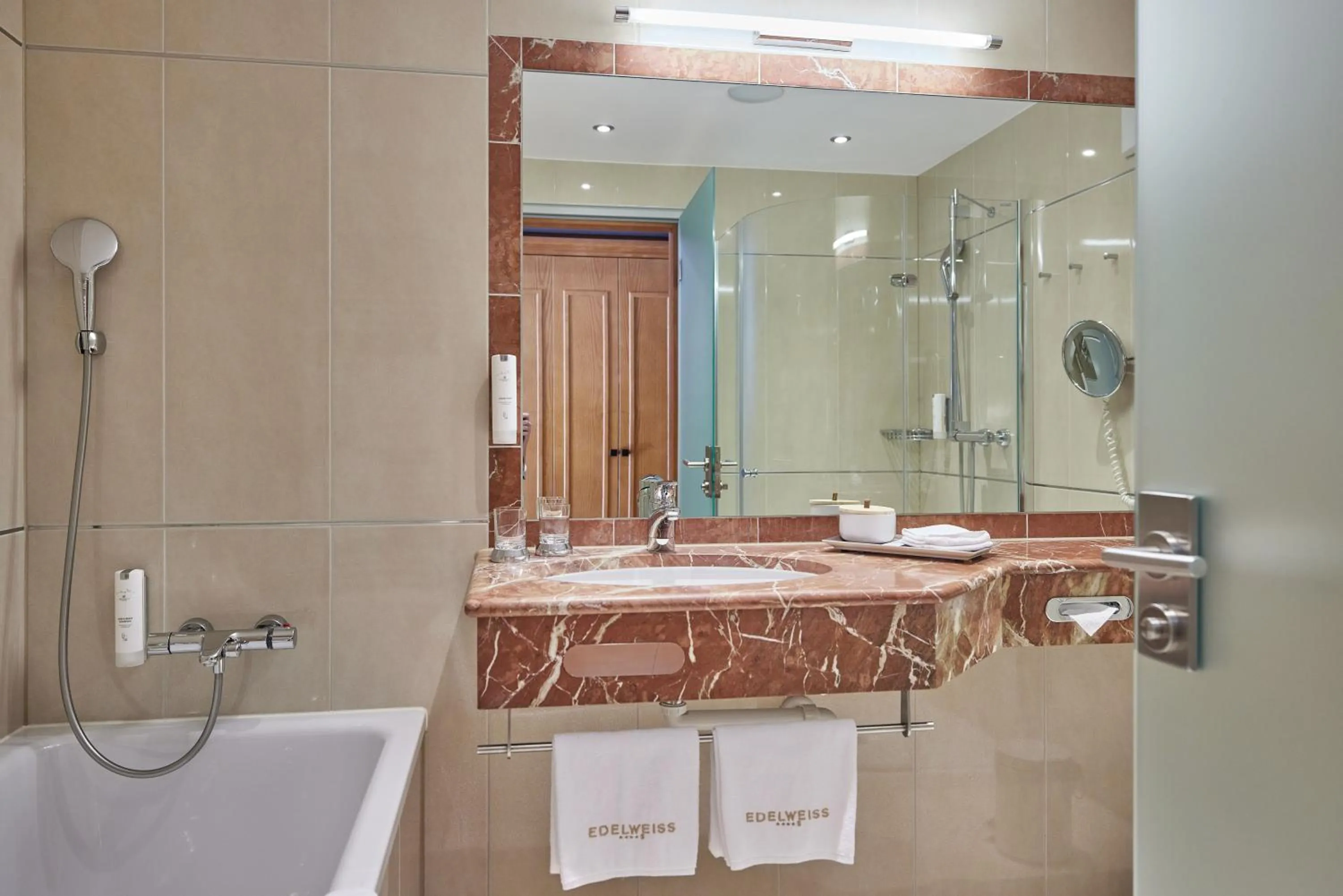 Bathroom in Hotel EDELWEISS Berchtesgaden Superior