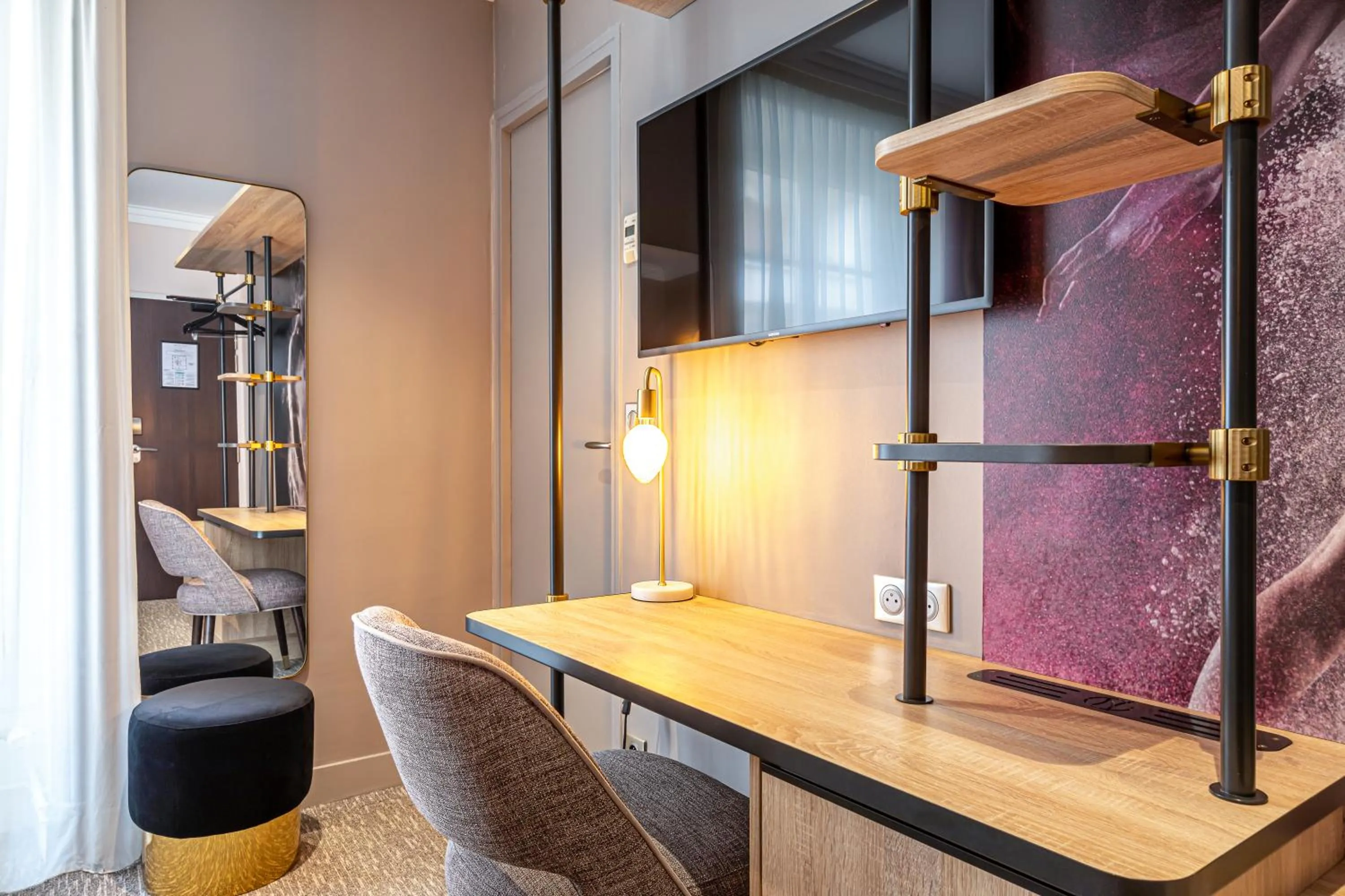 Bedroom, Bed in Hôtel Nude Paris - Color Vision