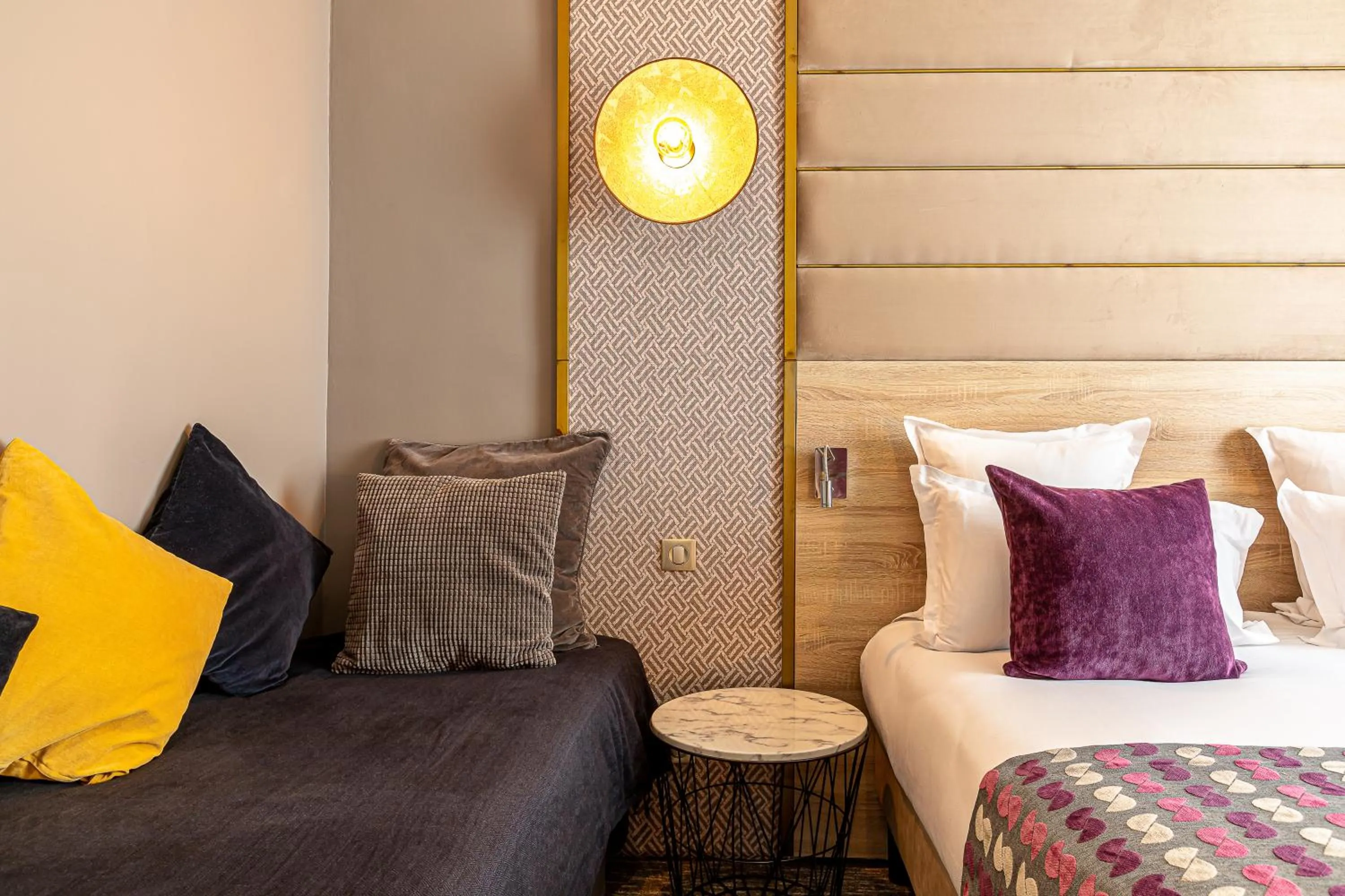 Bedroom, Bed in Hôtel Nude Paris - Color Vision