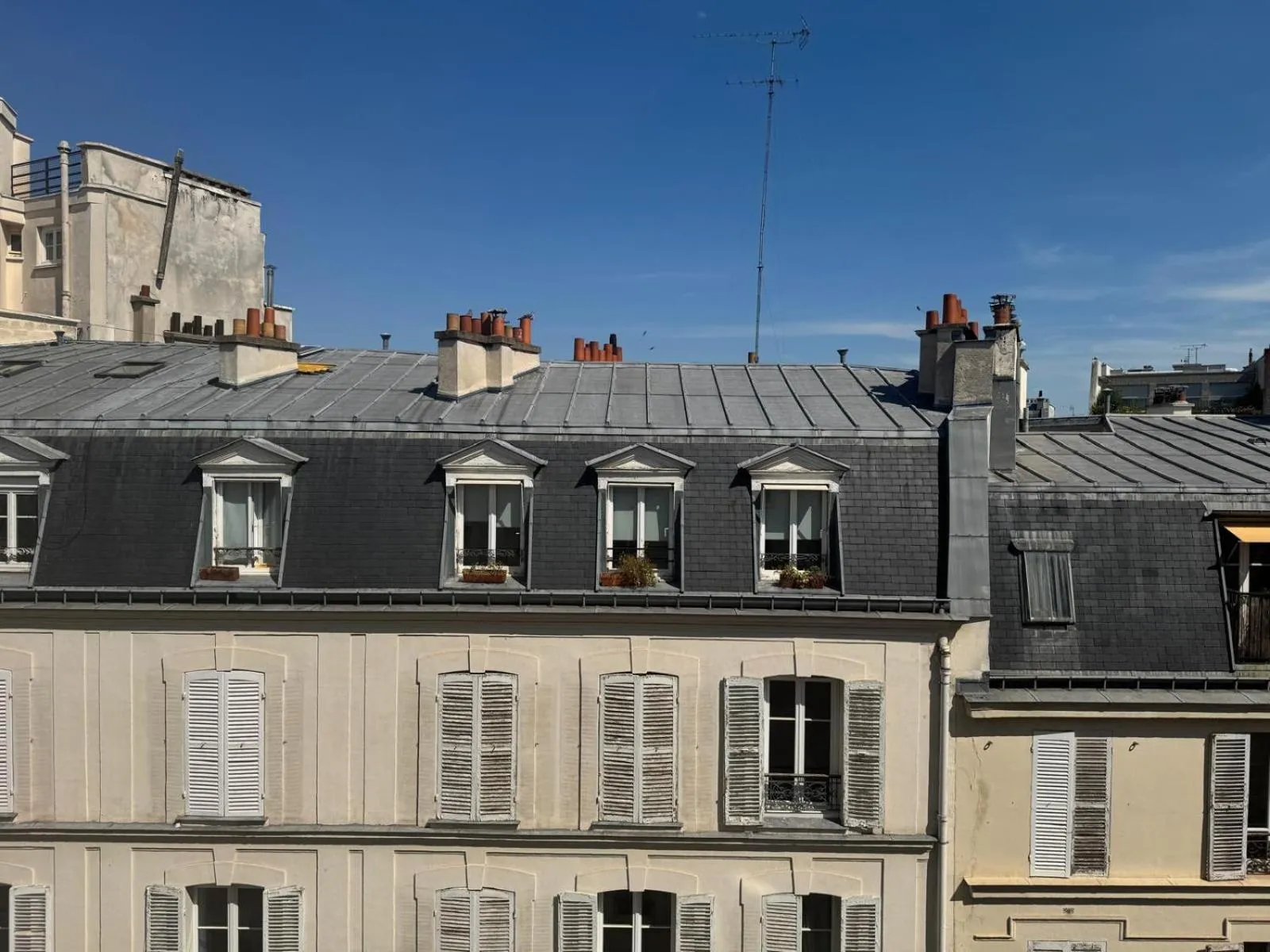 Street view in Hôtel Nude Paris - Color Vision