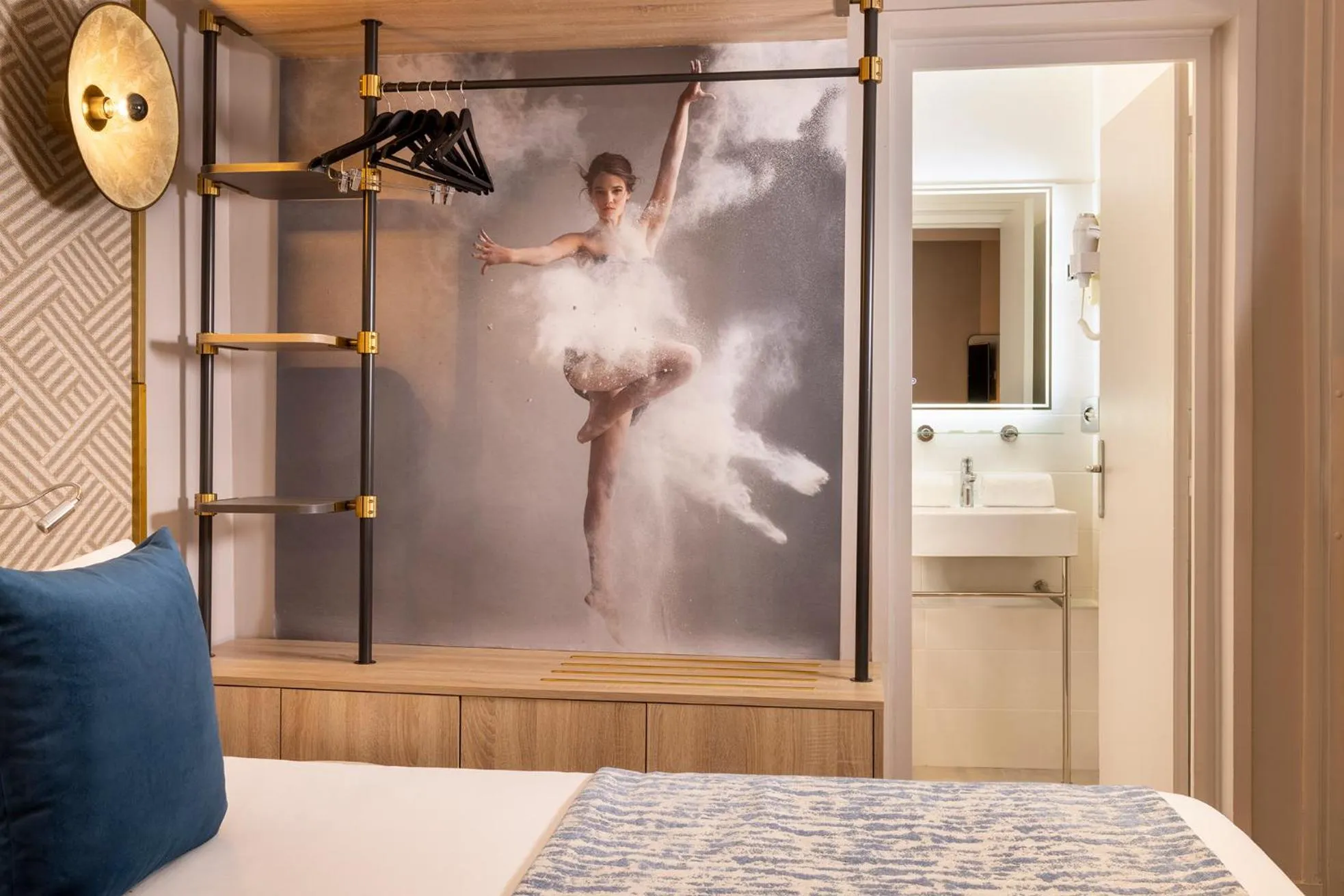 wardrobe, Bed in Hôtel Nude Paris - Color Vision