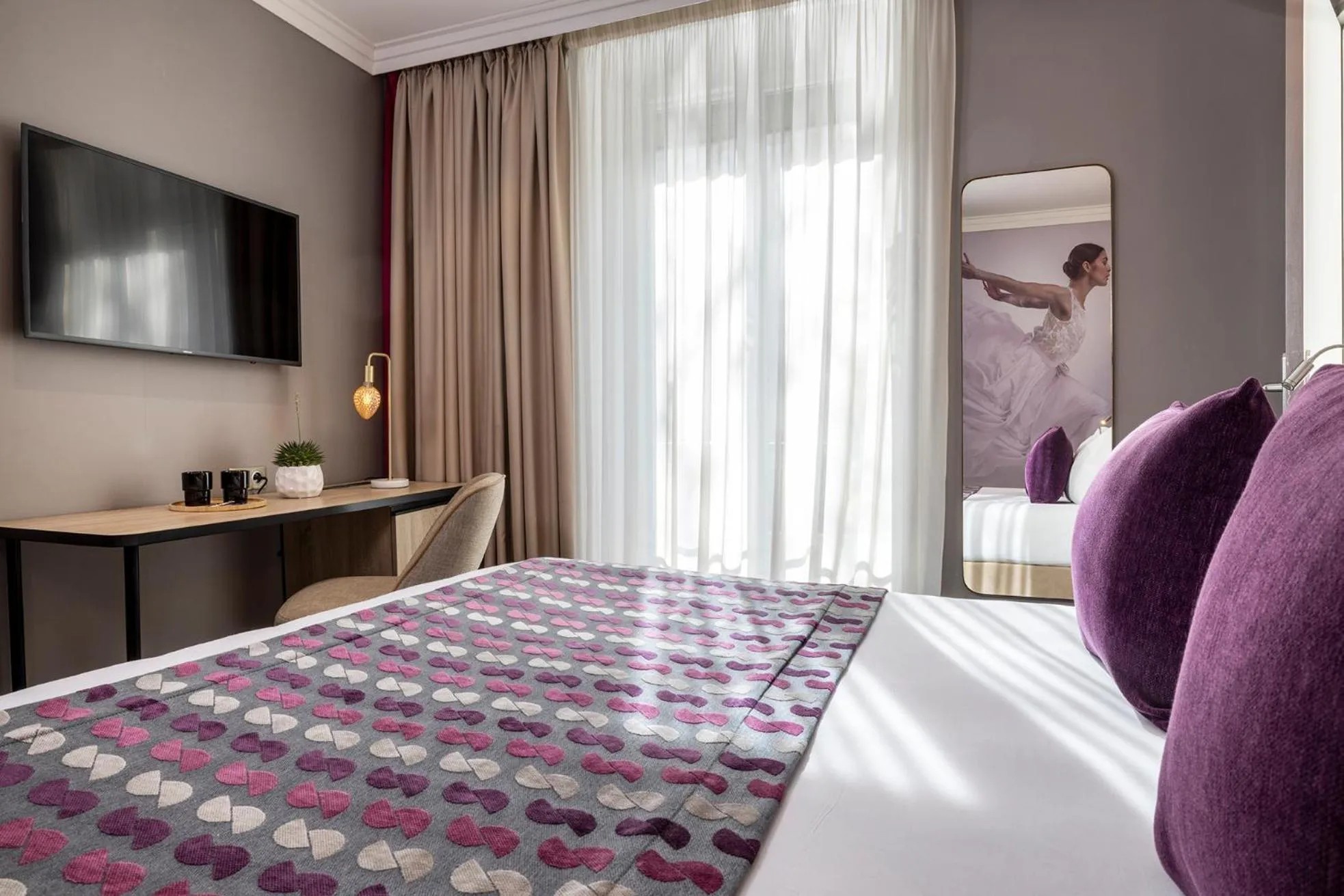 Bedroom, Bed in Hôtel Nude Paris - Color Vision