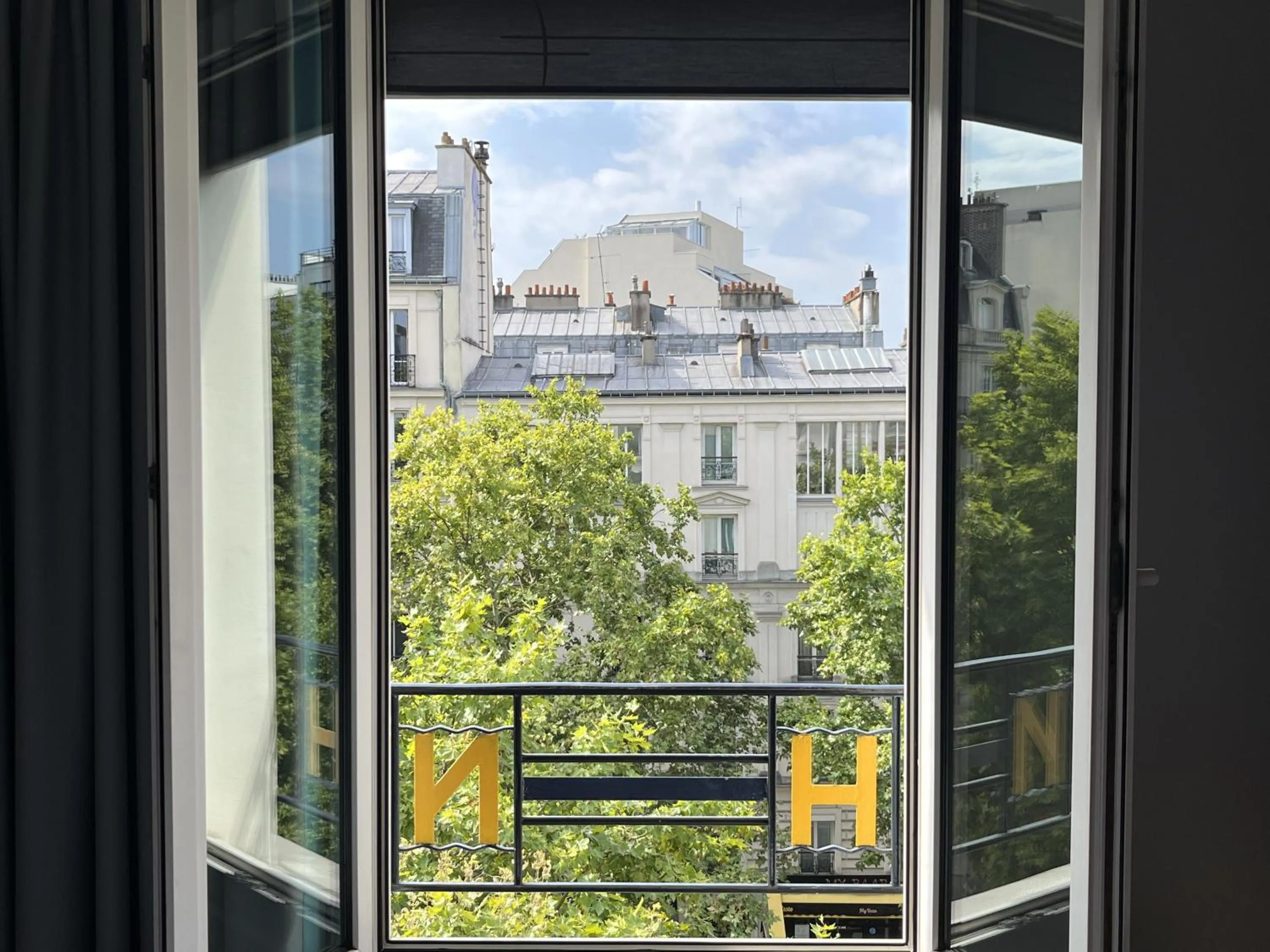 View (from property/room) in Hôtel Nude Paris - Color Vision