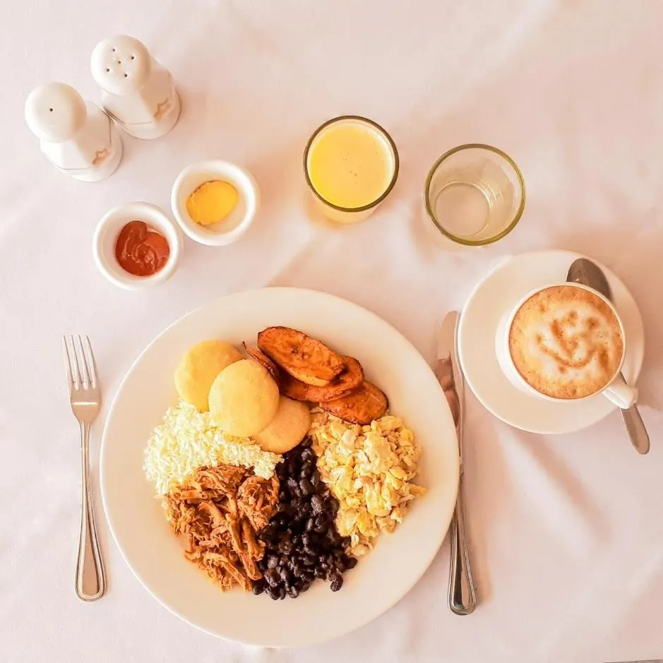 Restaurant/places to eat in Hotel Cristina Suites