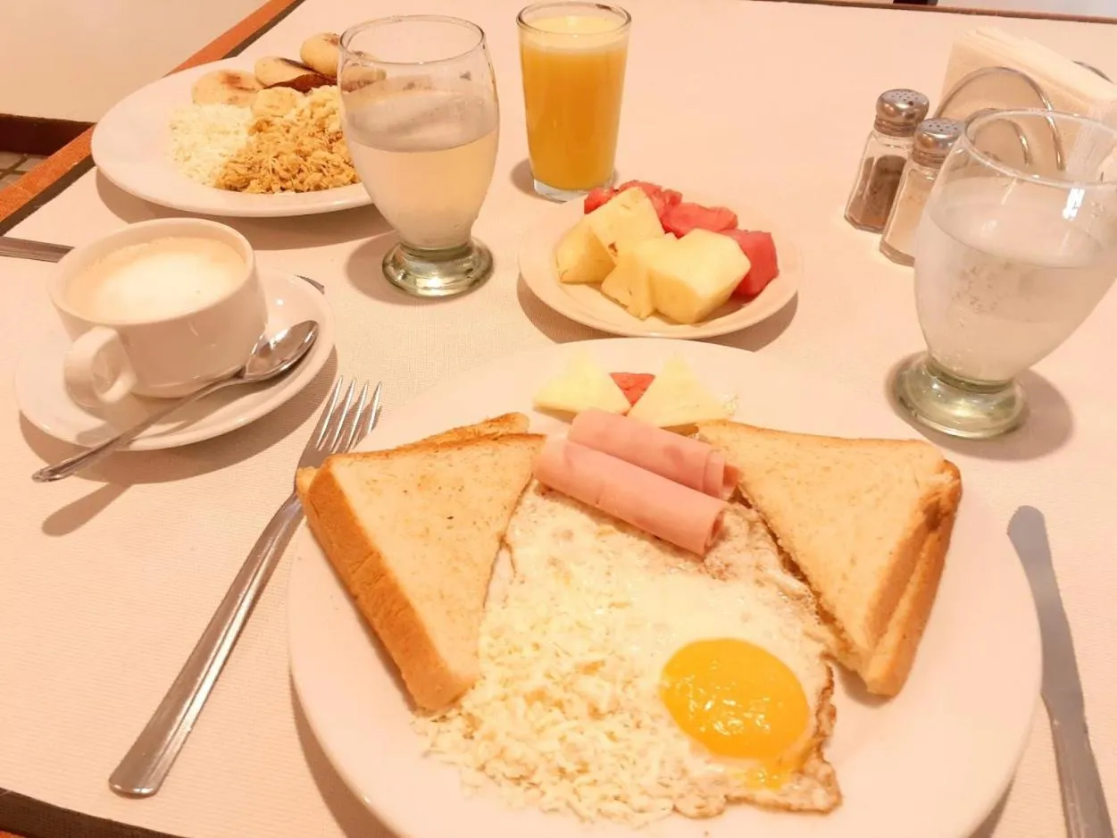 Restaurant/places to eat in Hotel Cristina Suites