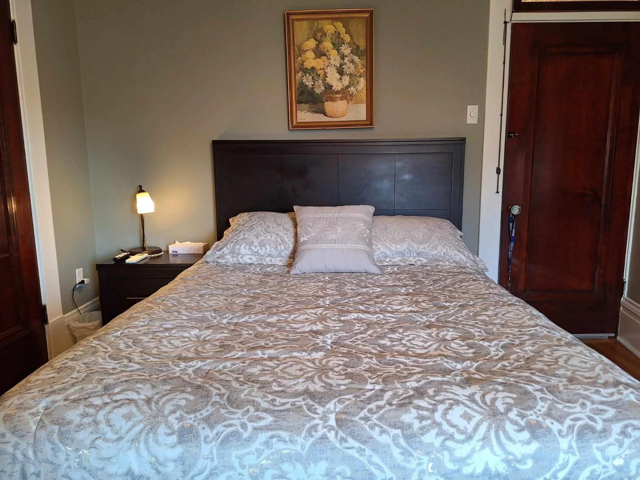 Superior Queen Room - single occupancy in Le 100 St-Laurent