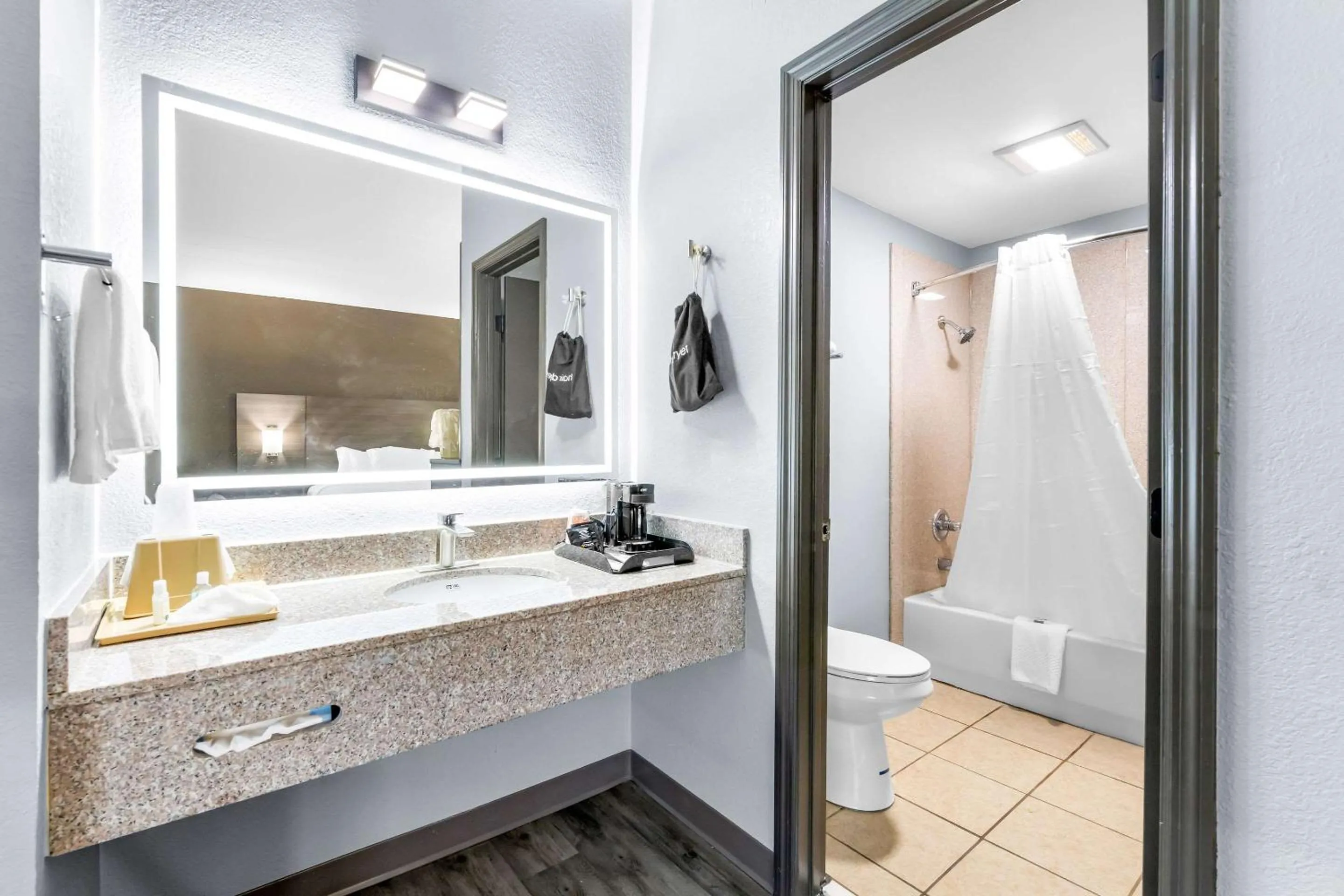 Bedroom in Quality Inn Lawrenceburg