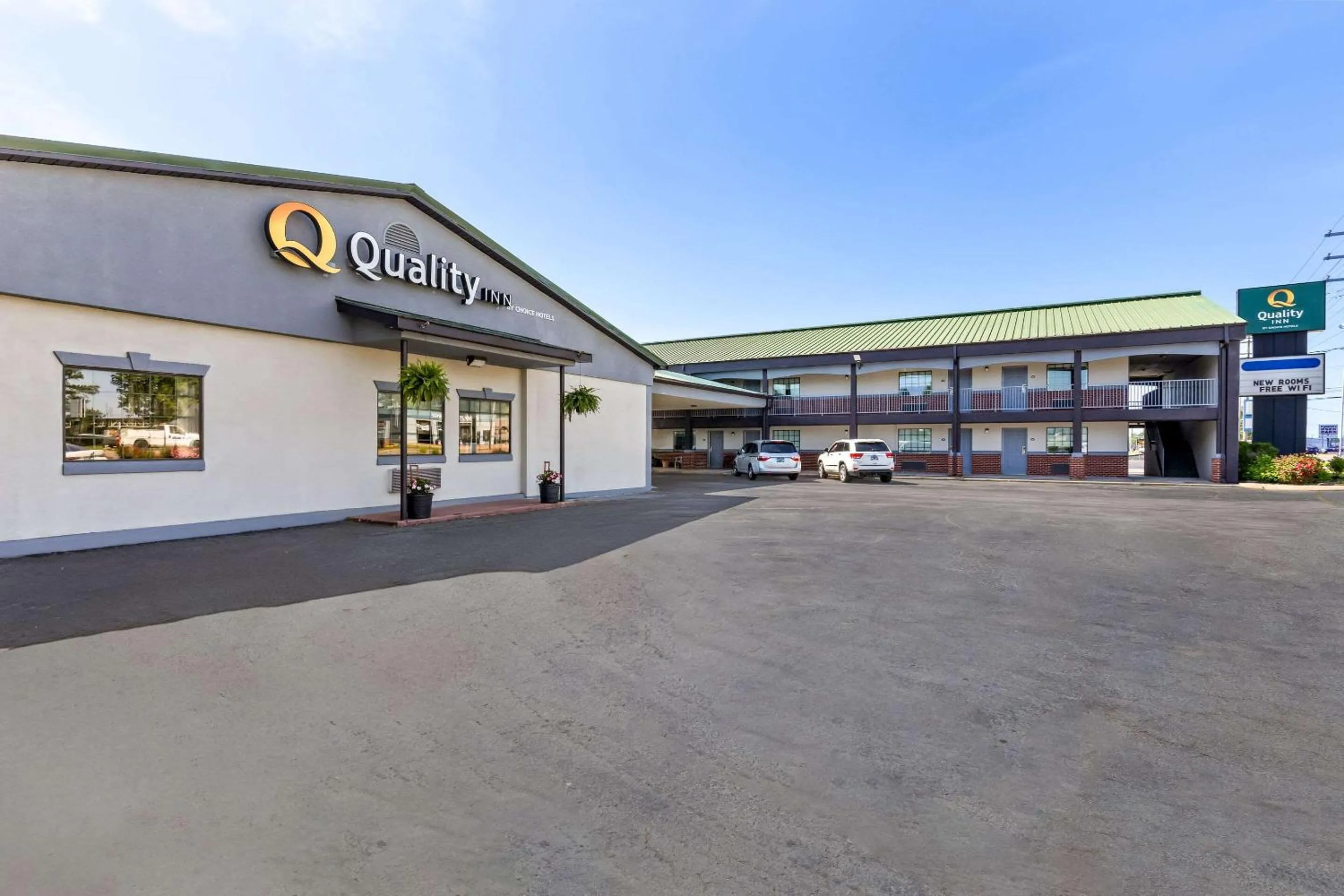 Property building in Quality Inn Lawrenceburg