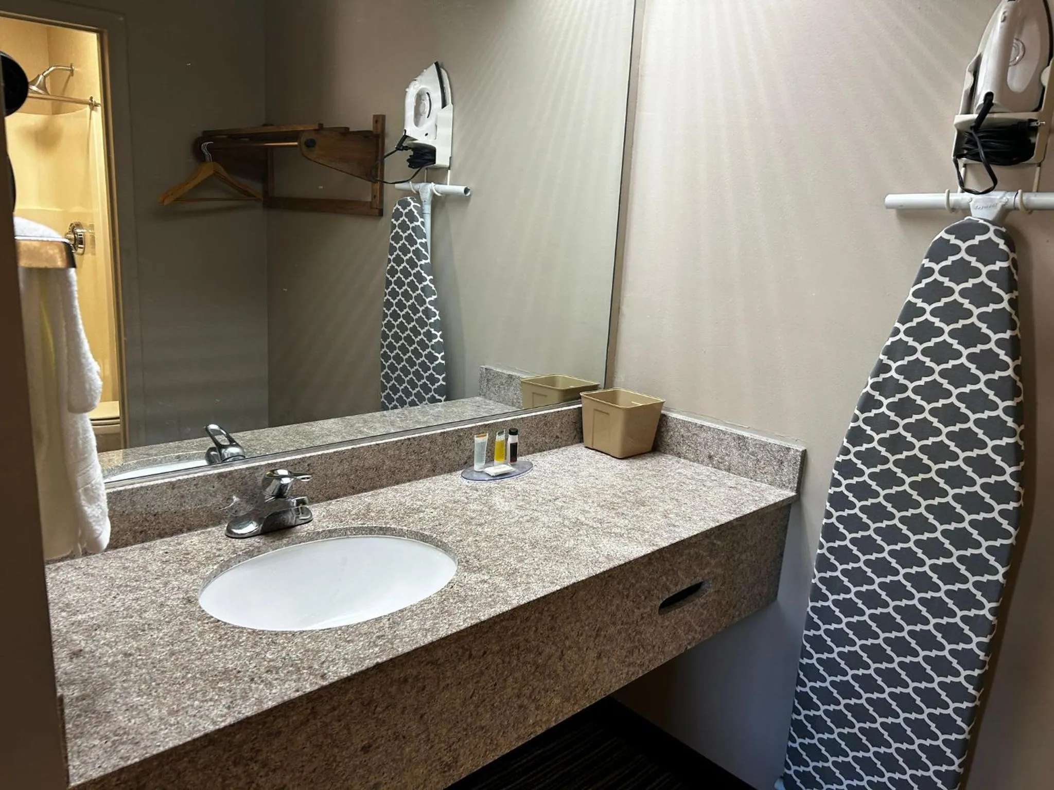 Bathroom in Super 8 by Wyndham Elberton
