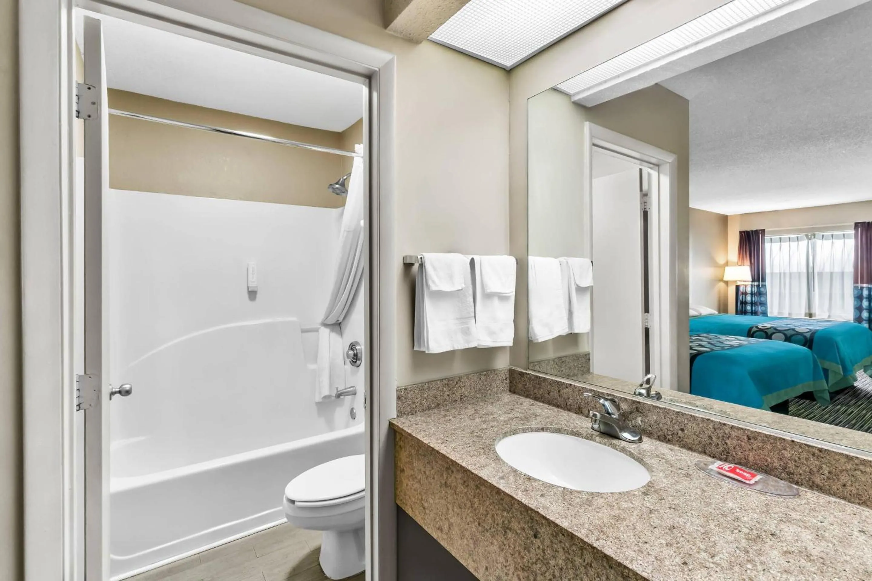 Bedroom in Econo Lodge Elberton