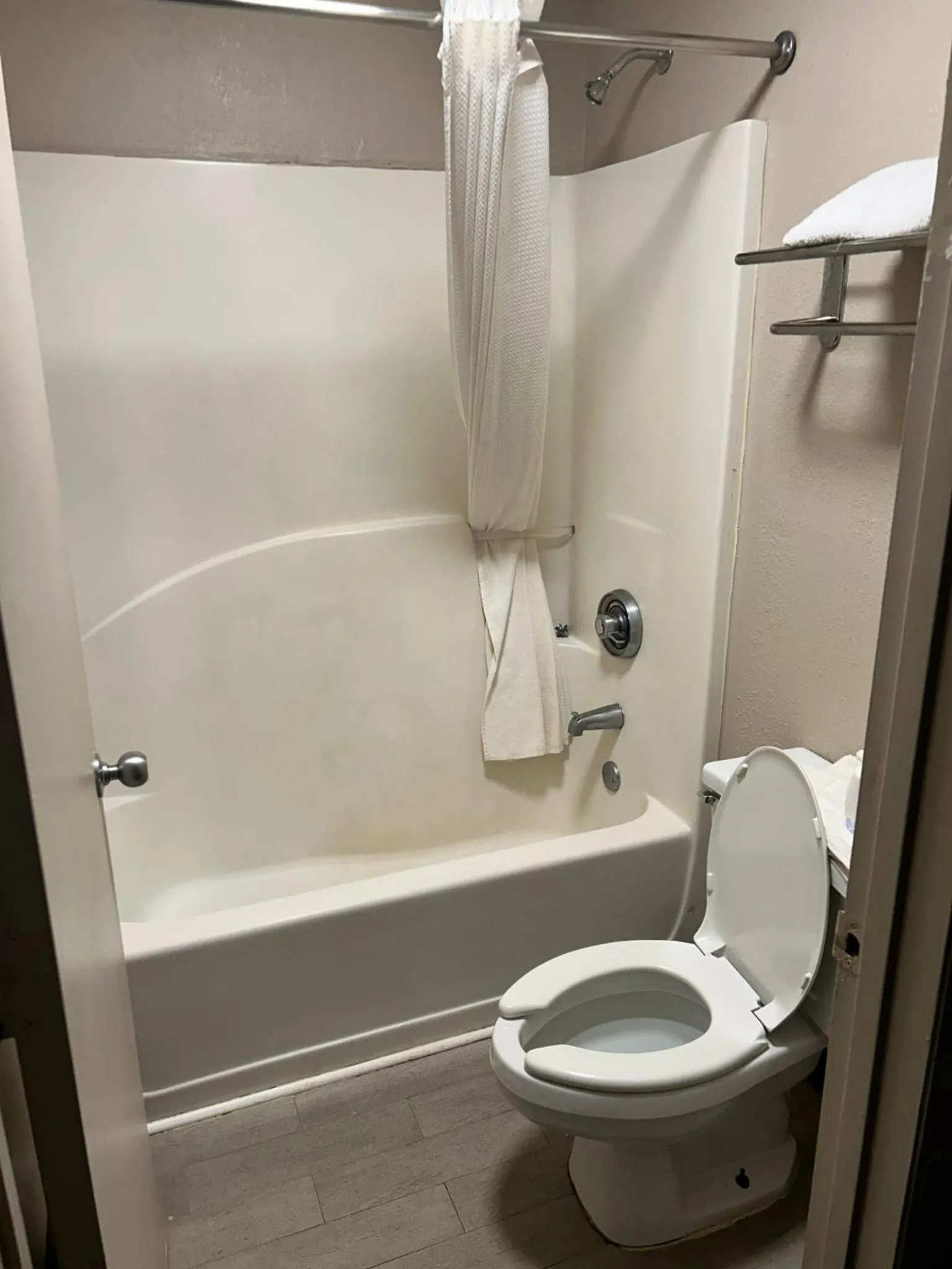 Bathroom in Super 8 by Wyndham Elberton