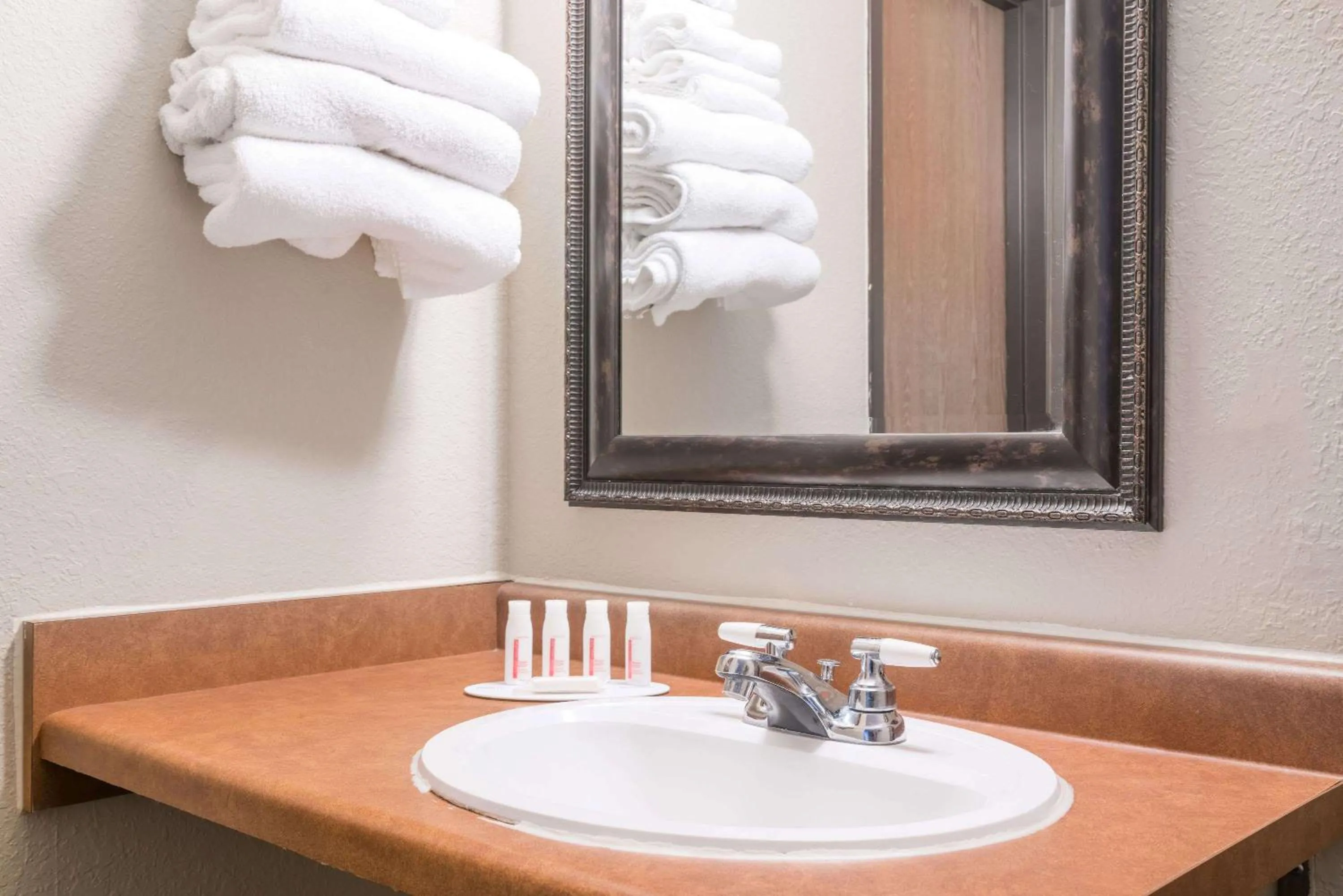 Photo of the whole room in Knights Inn Litchfield