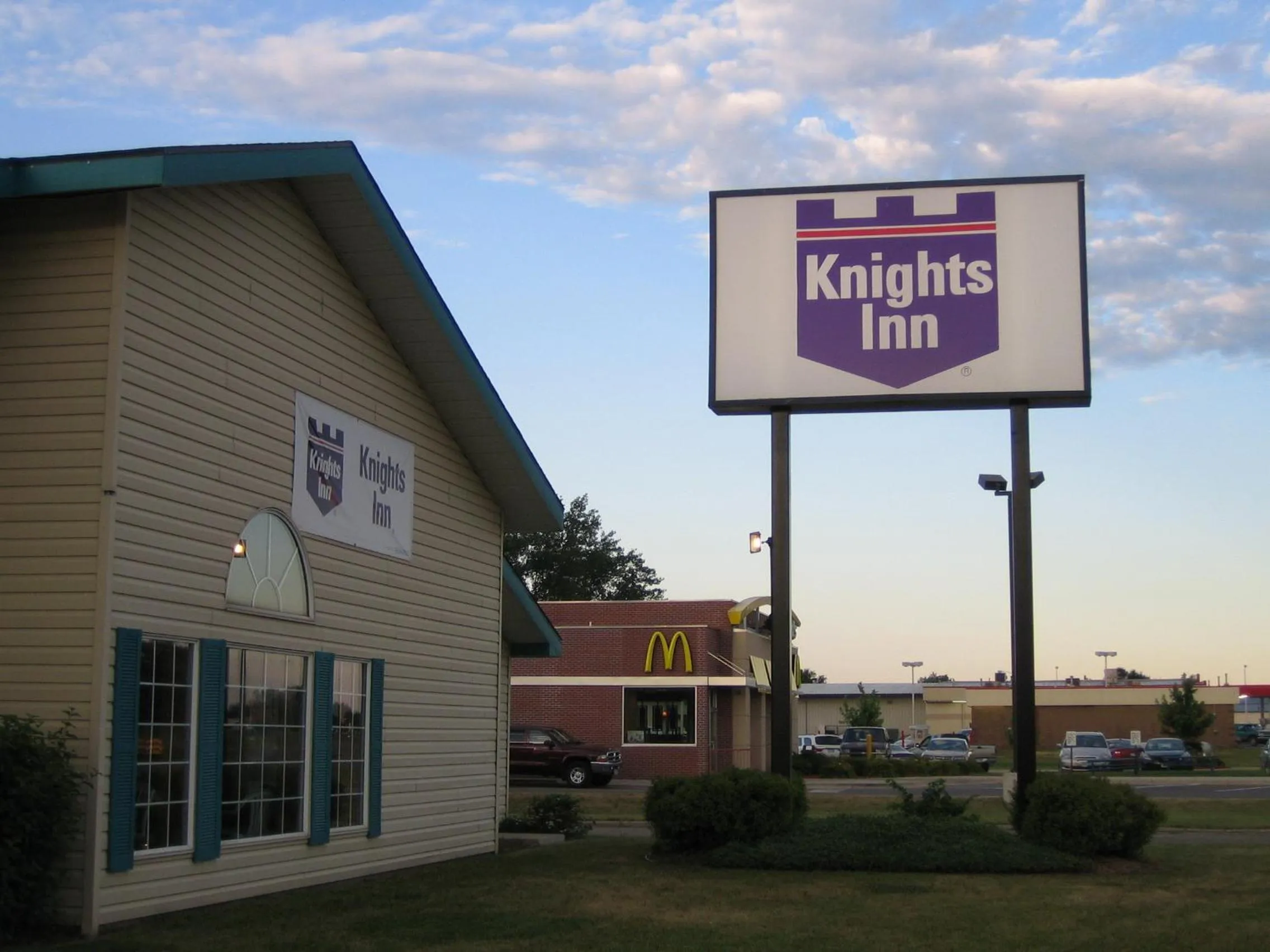 Property logo or sign in Knights Inn Litchfield