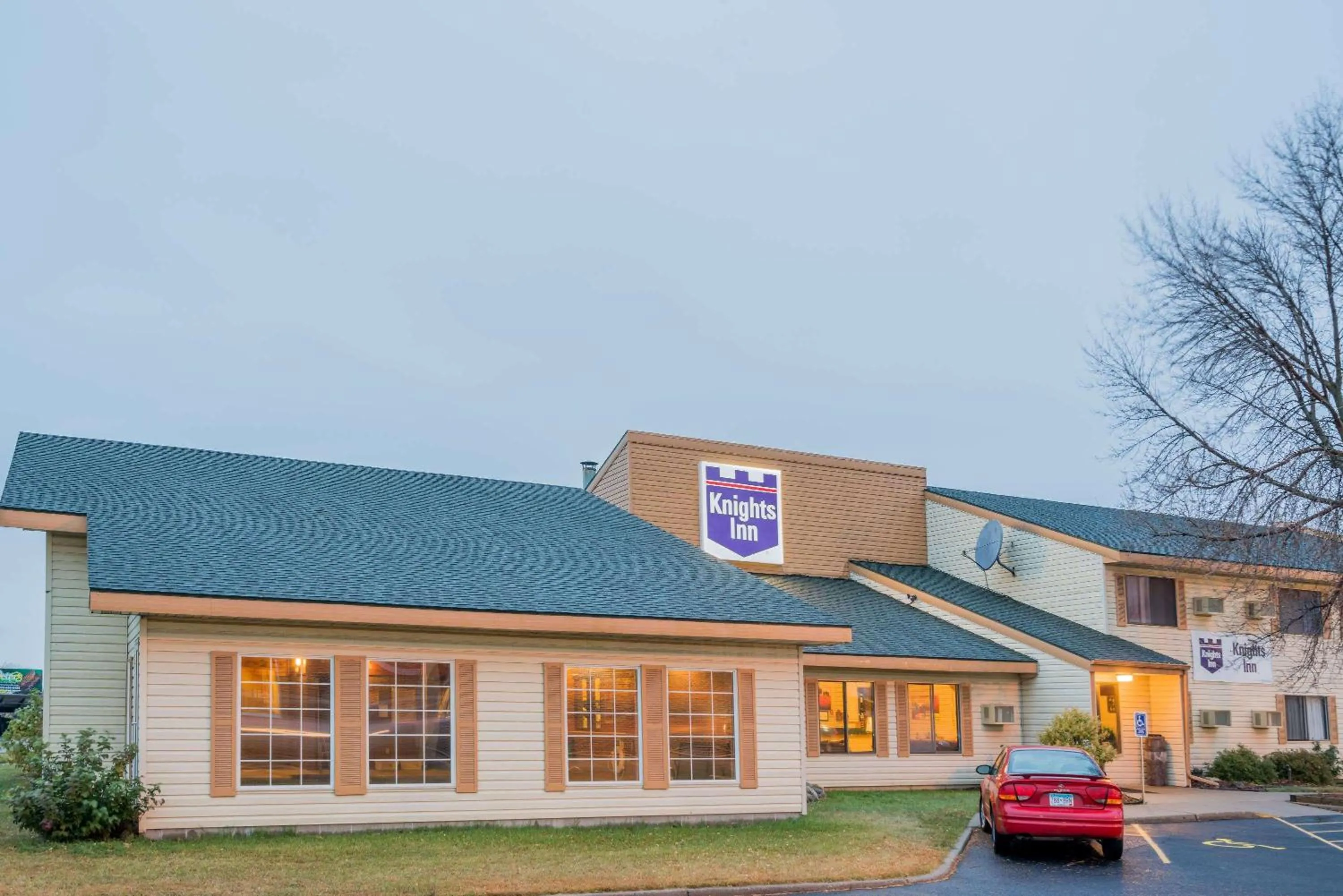 Property building in Knights Inn Litchfield