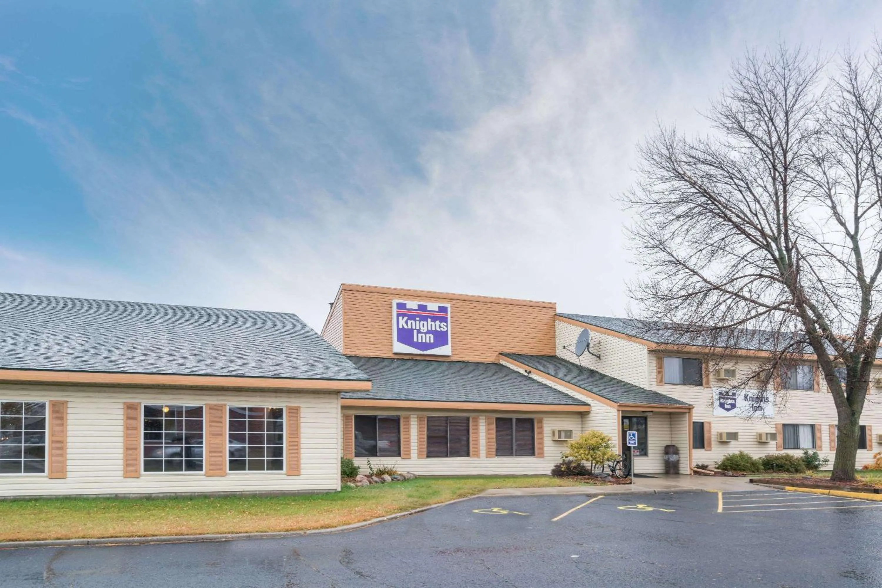 Property building in Knights Inn Litchfield