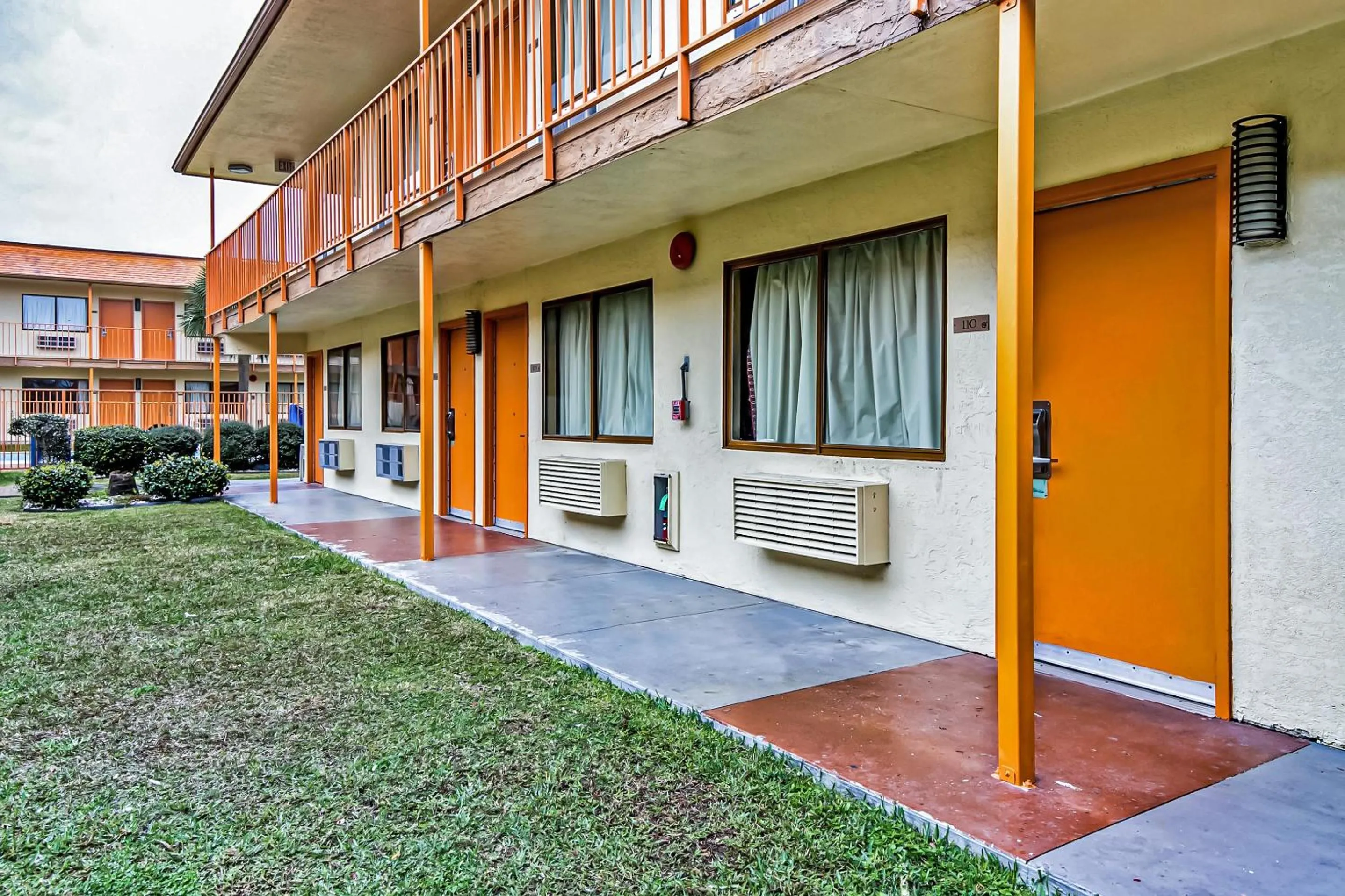 Garden in OYO Hotel Lake Charles Hwy 10