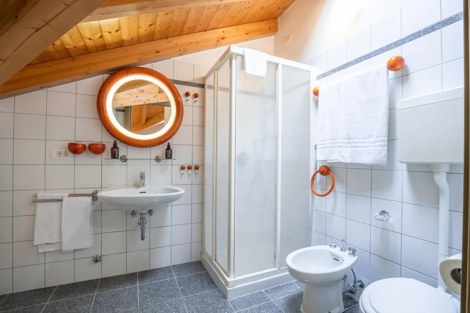 Toilet in Al Trovante - Gardaslowemotion