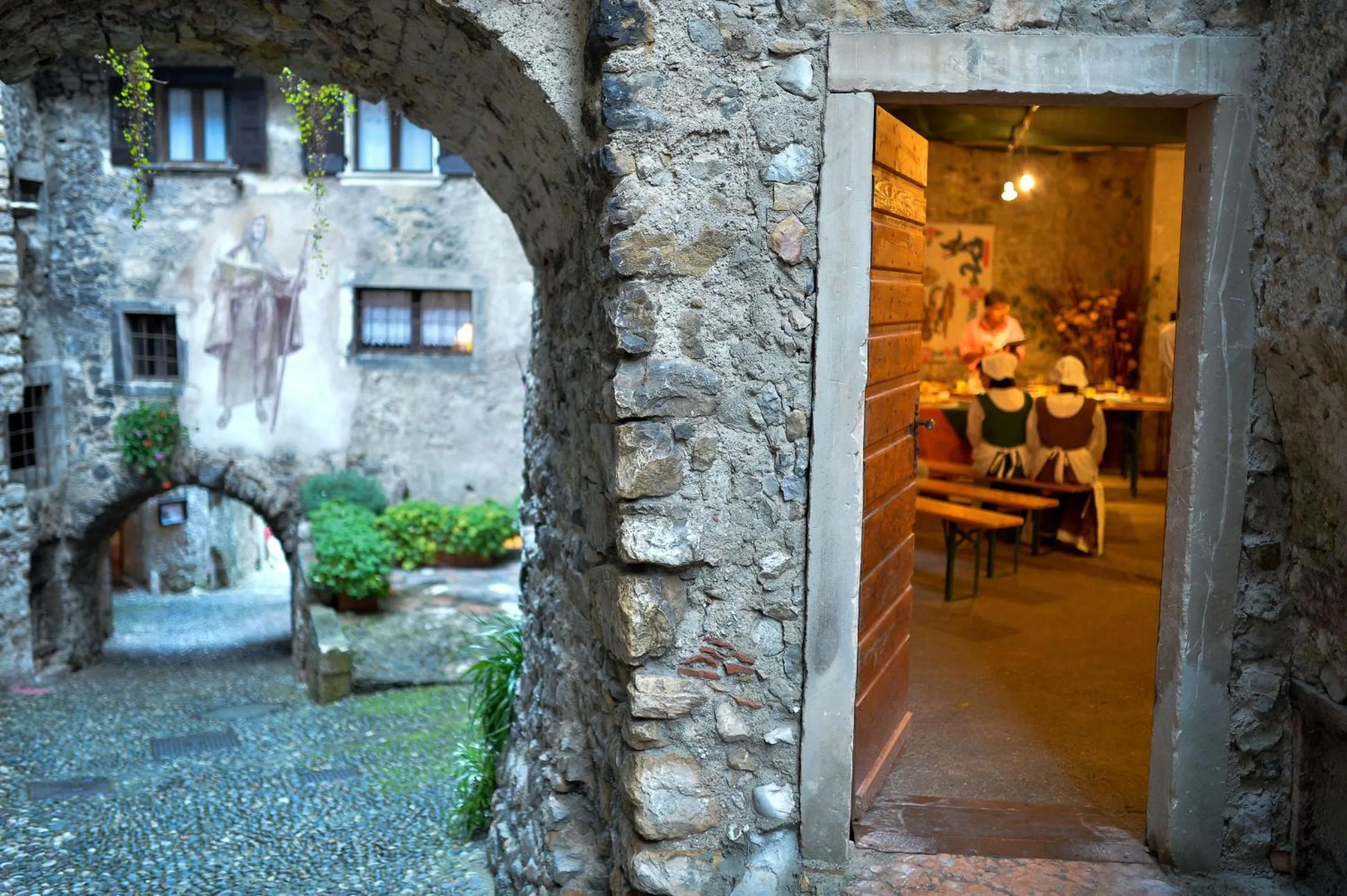 Neighbourhood in Al Trovante - Gardaslowemotion