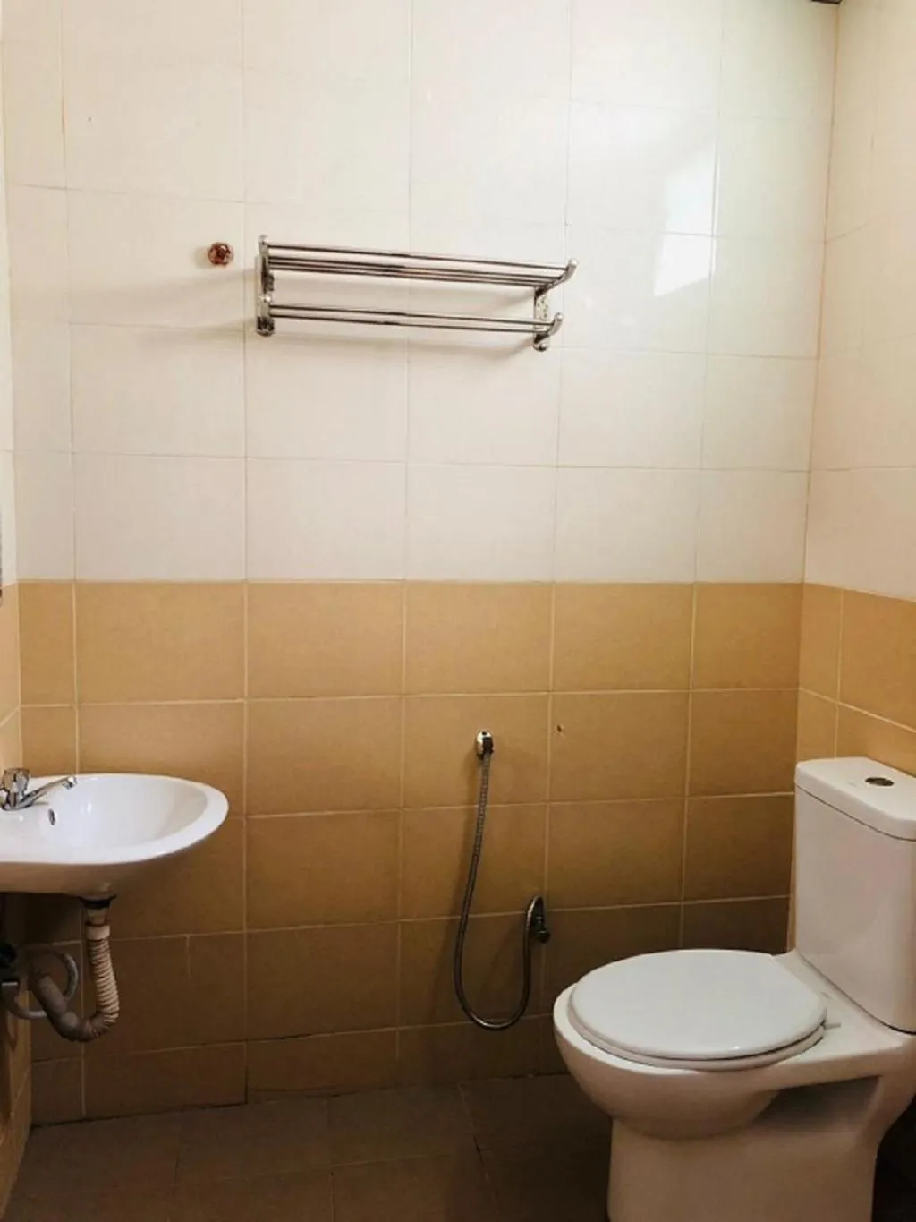 Toilet in Penarak Bamboo Beach Motel