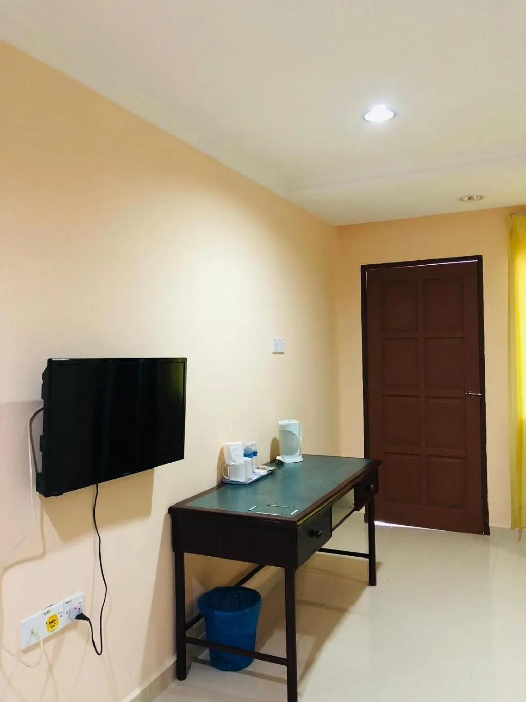 TV and multimedia in Penarak Bamboo Beach Motel