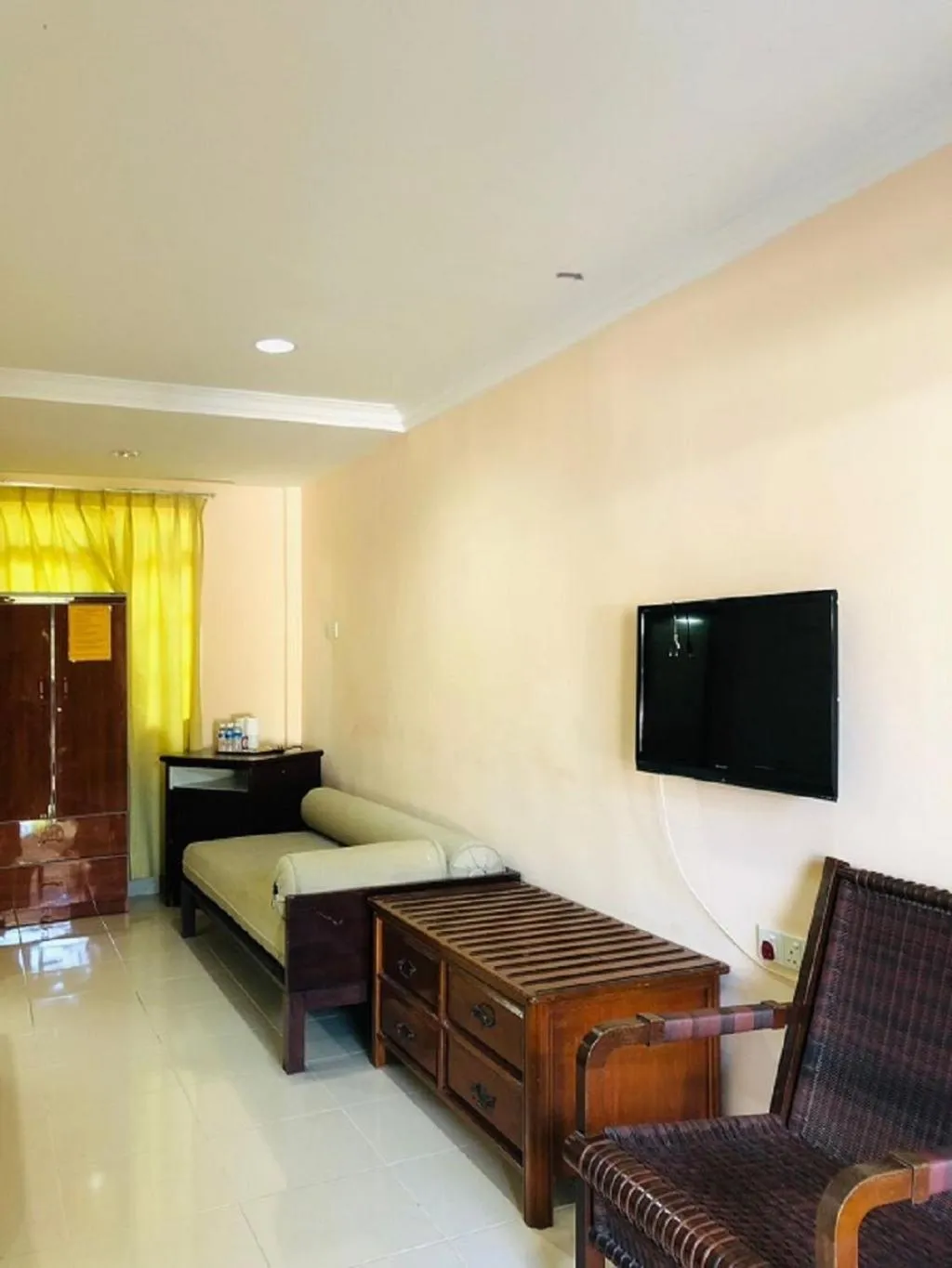 Communal lounge/ TV room, Bed in Penarak Bamboo Beach Motel