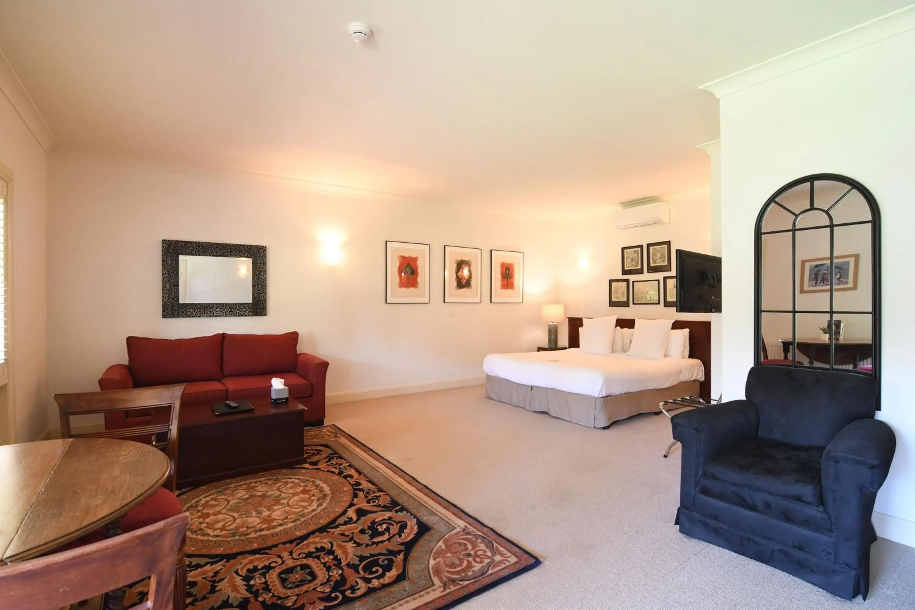 Photo of the whole room, Bed in Fitzroy Inn Historic Retreat Mittagong