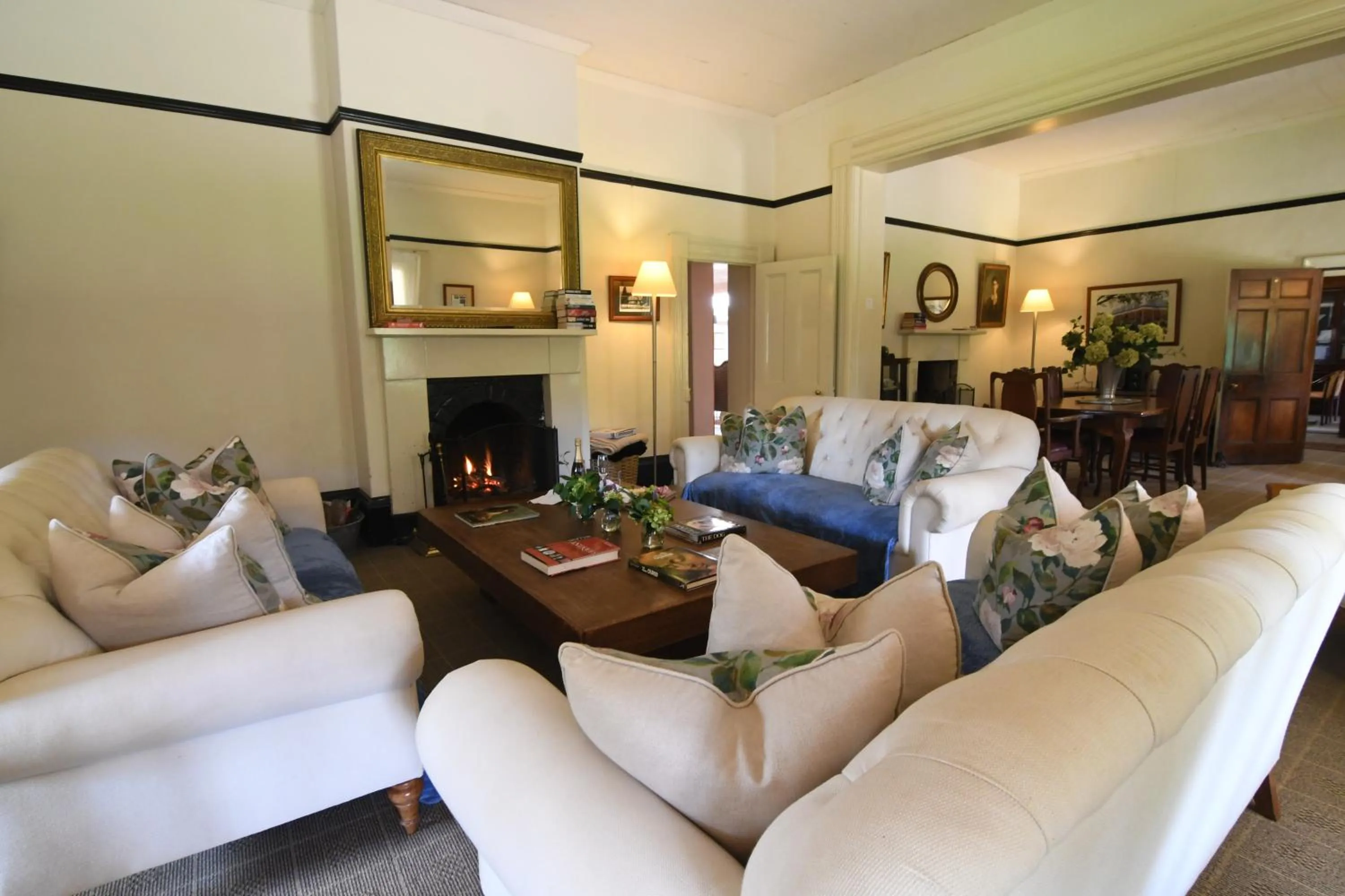 Living room in Fitzroy Inn Historic Retreat Mittagong