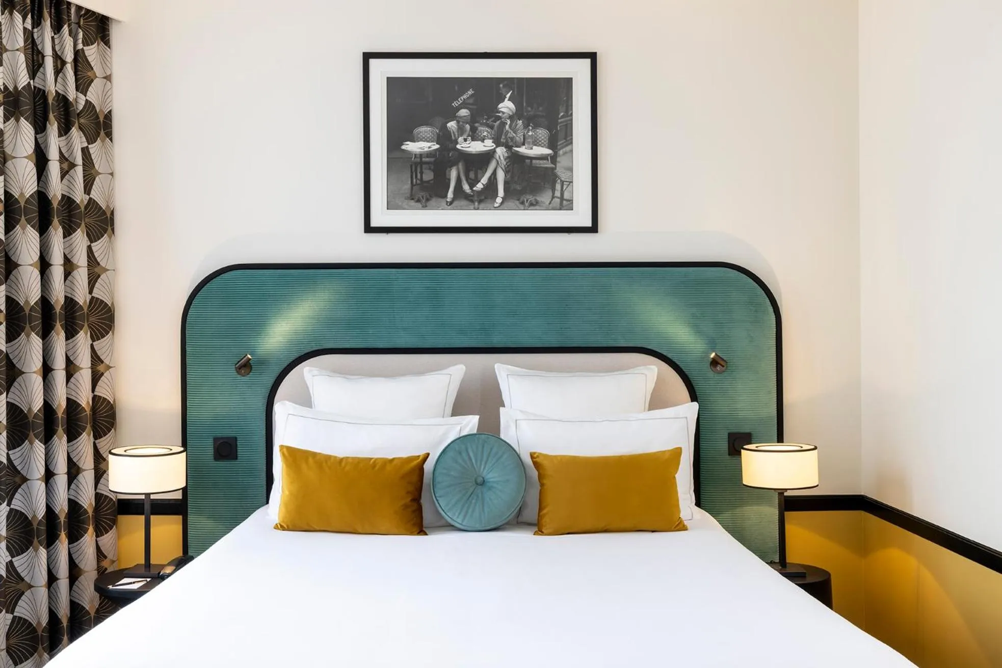 Bed in Hôtel Aiglon