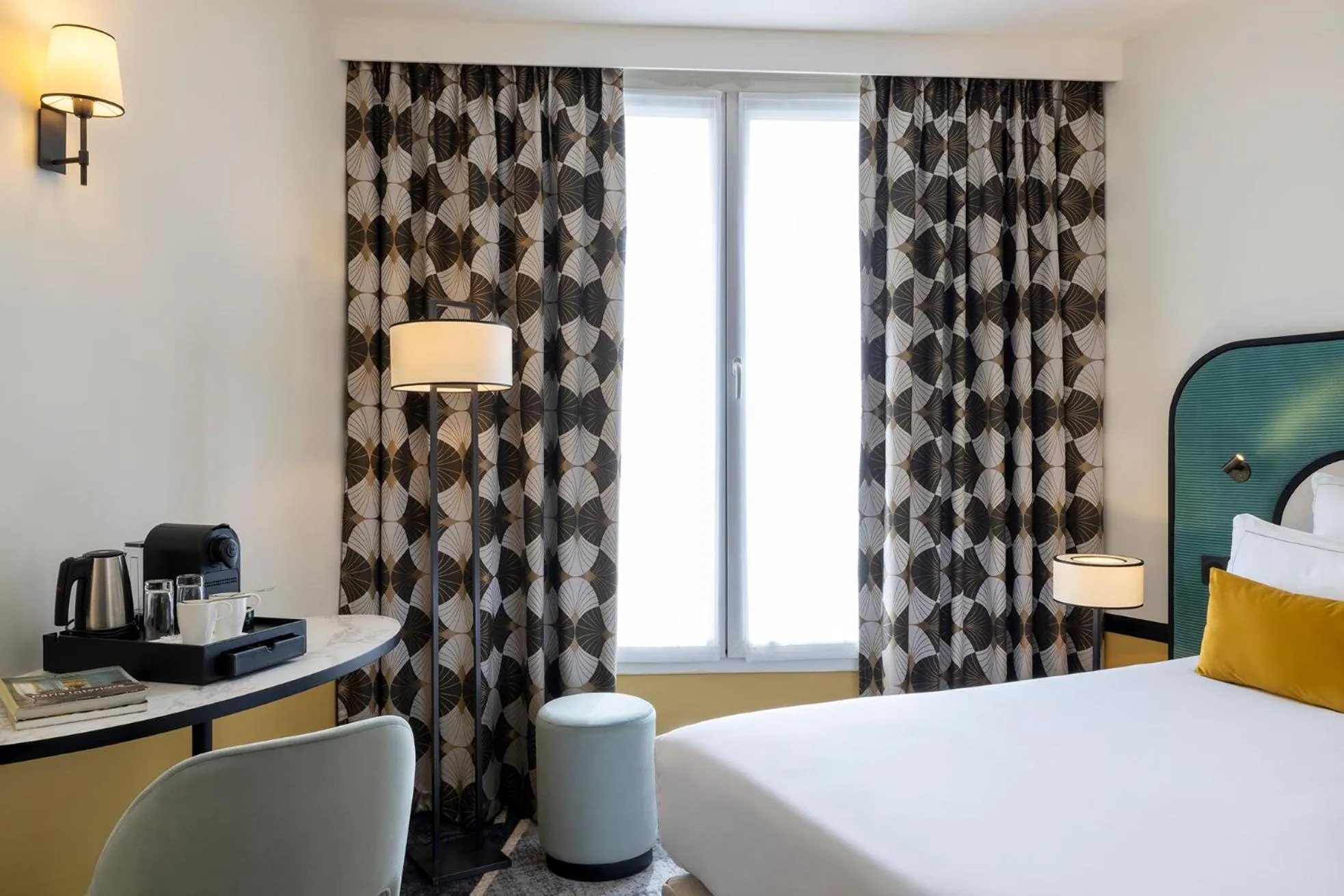 Bedroom, Bed in Hôtel Aiglon