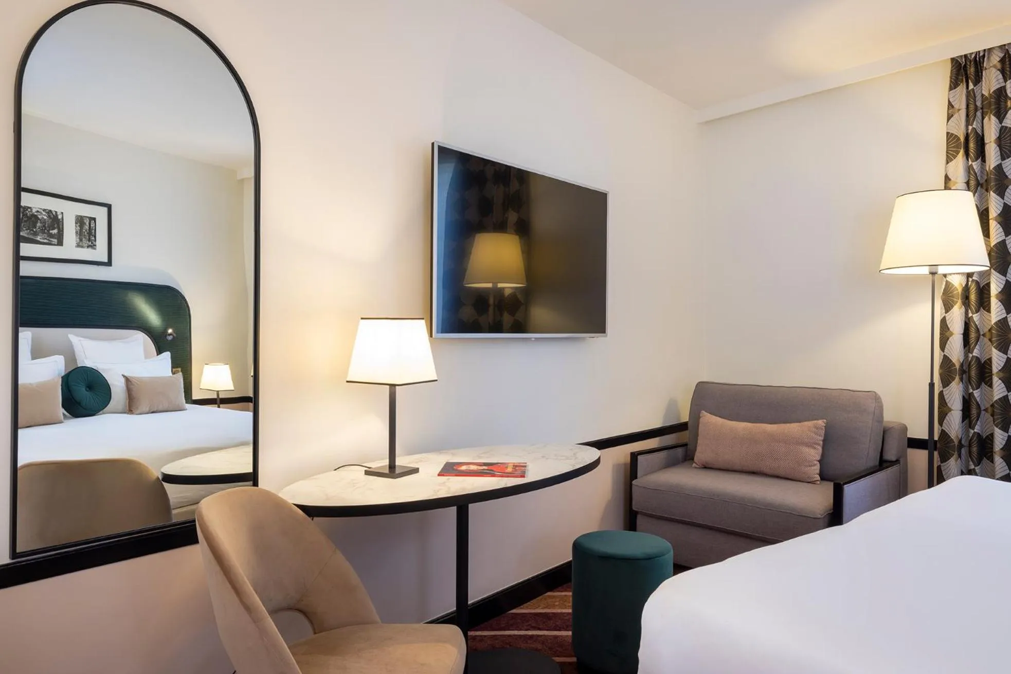 hair dresser, Bed in Hôtel Aiglon