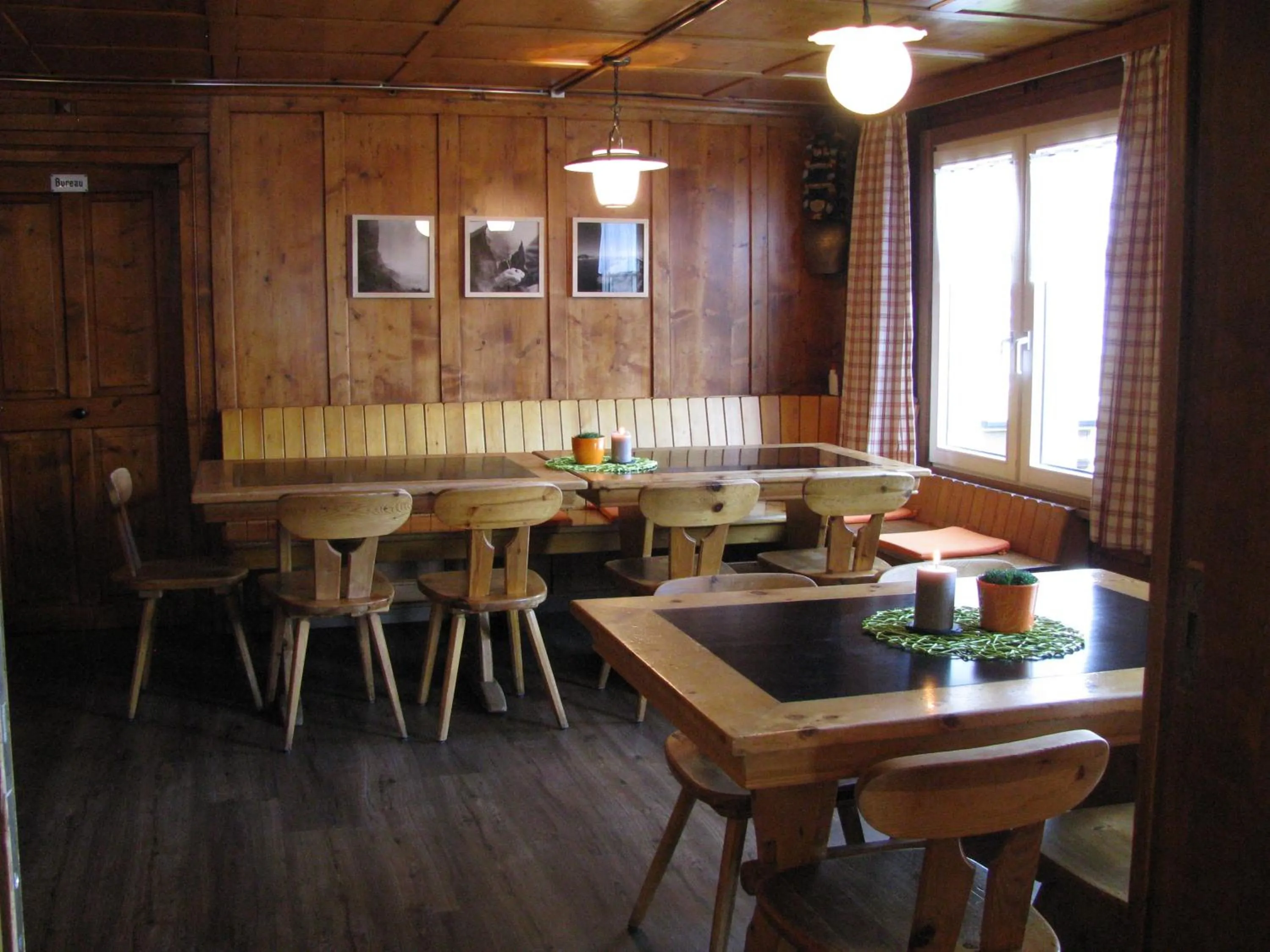 Lounge or bar in Zimmer & z'Morgä Schönenboden