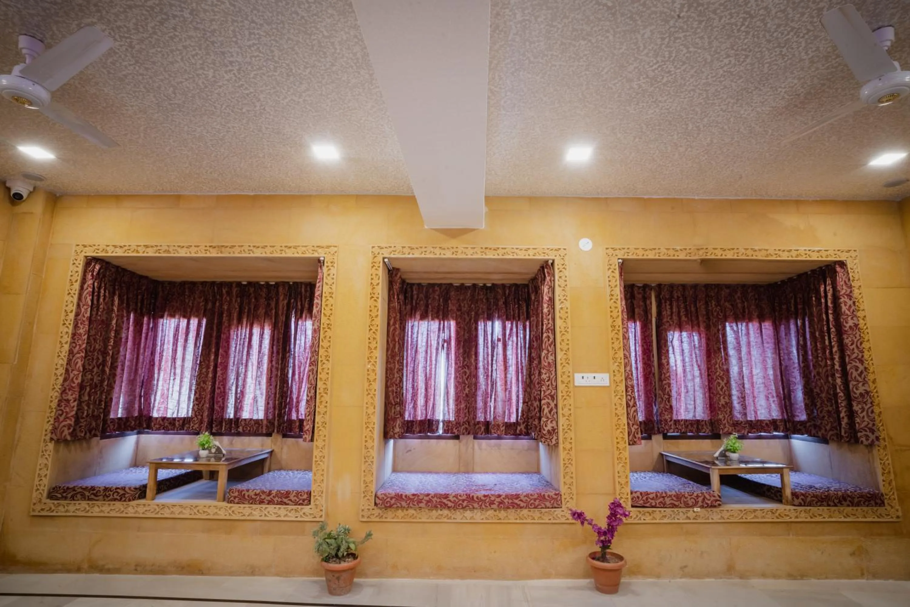 Restaurant/places to eat, Bed in Hotel Akashdeep - Located City Centre